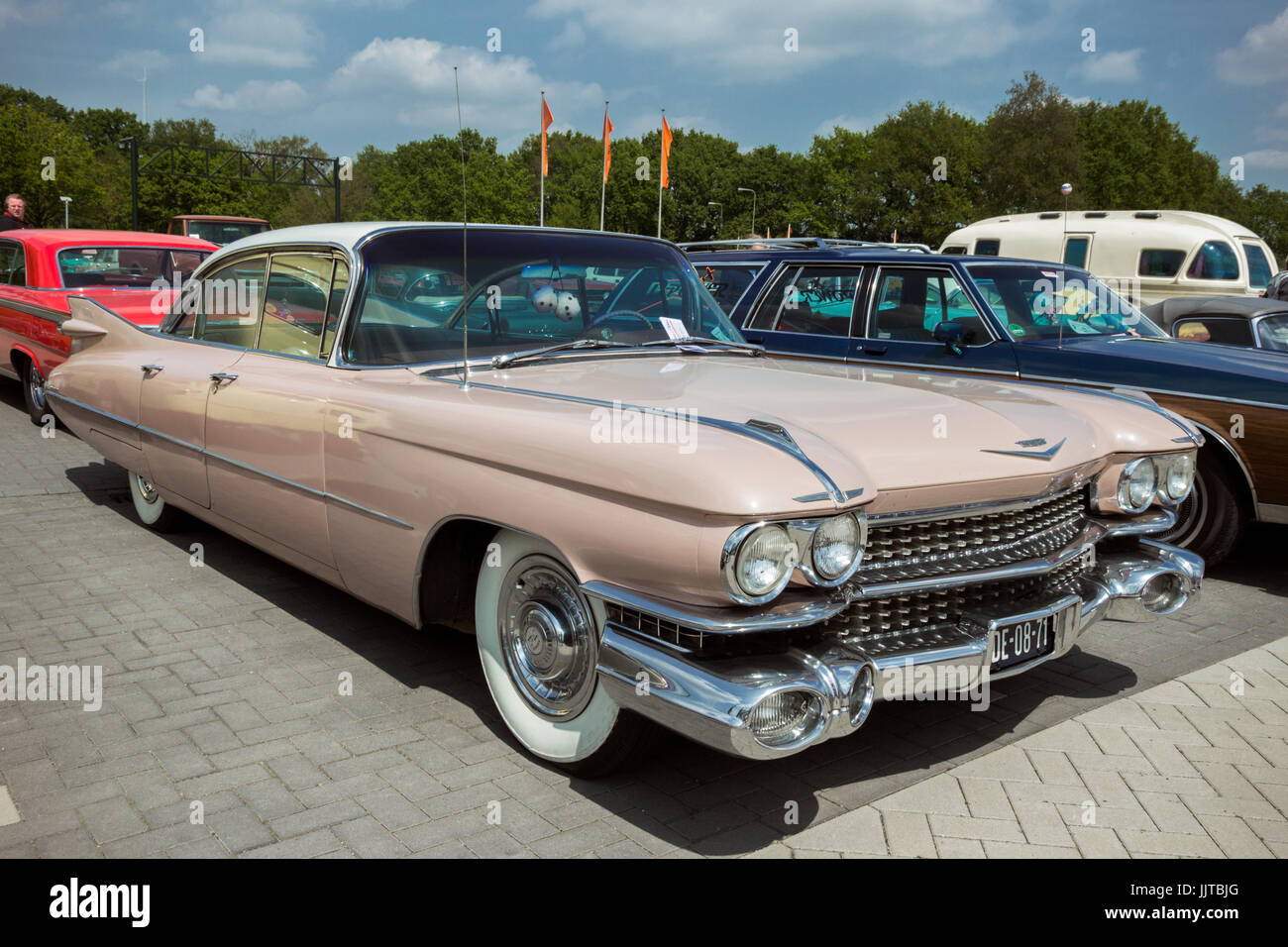 DEN BOSCH, Paesi Bassi - 10 Maggio 2015: Rosa 1959 Cadillac Sedan De Ville auto classica. Foto Stock