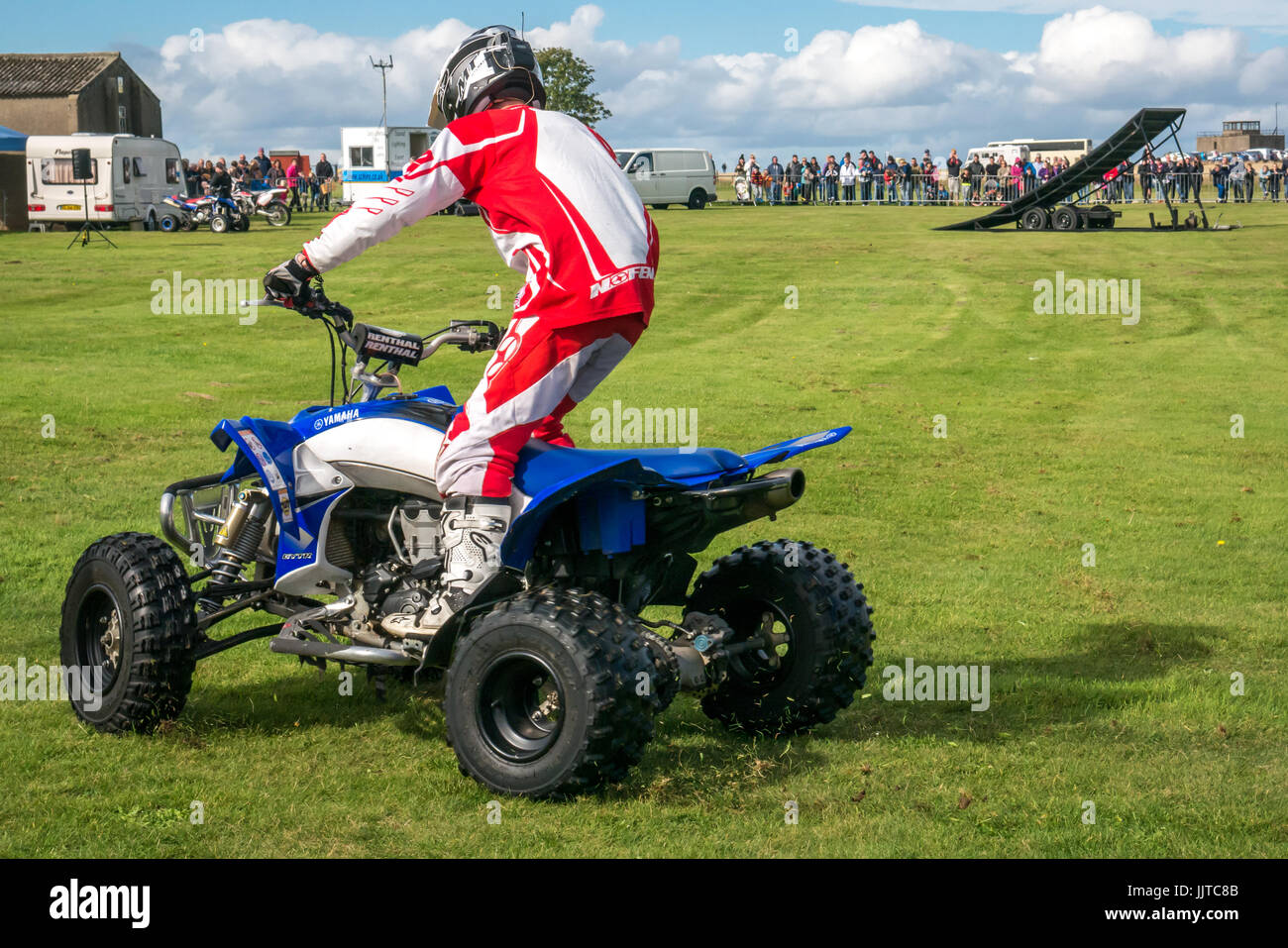 Jason Smyth stuntman eseguendo quad bike stunt in corrispondenza delle ruote e le ali evento familiare 2016, East Fortune, East Lothian, Scozia, Regno Unito Foto Stock