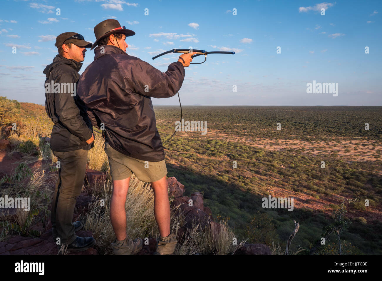 Tracking leopardi con un ricevitore wireless in onkonjima, Namibia Foto Stock