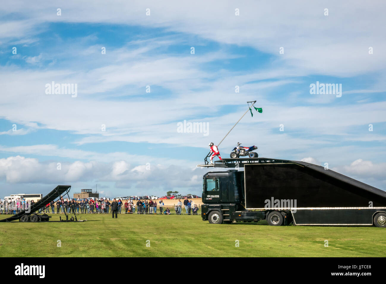 Jason Smyth stuntman preparazione quad bike jump stunt in corrispondenza delle ruote e le ali evento familiare 2016, East Fortune, East Lothian, Scozia, Regno Unito Foto Stock