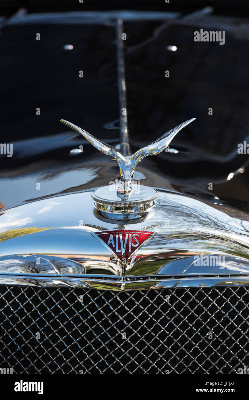 Silver Eagle ornamento del cofano su un vintage 1939 Alvis autovettura a Bicester Heritage Centre, Oxfordshire, Inghilterra Foto Stock
