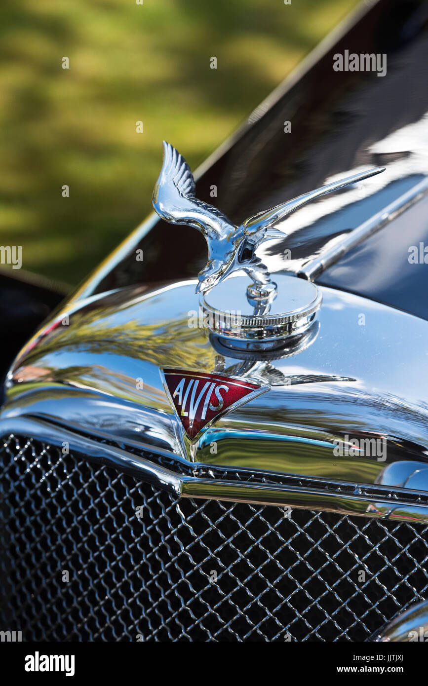 Silver Eagle ornamento del cofano su un vintage 1939 Alvis autovettura a Bicester Heritage Centre, Oxfordshire, Inghilterra Foto Stock