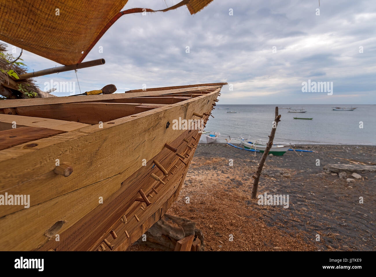 19/06/17 Wera Sangiang Boat Yard, Sumbawa, Indonesia. Barche tradizionali sono fatte a mano sulla spiaggia. Foto Stock