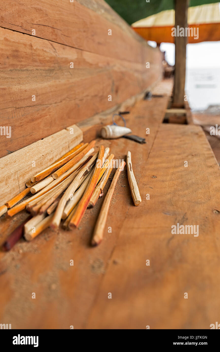 19/06/17 Wera Sangiang Boat Yard, Sumbawa, Indonesia. Barche tradizionali sono fatte a mano sulla spiaggia. Foto Stock