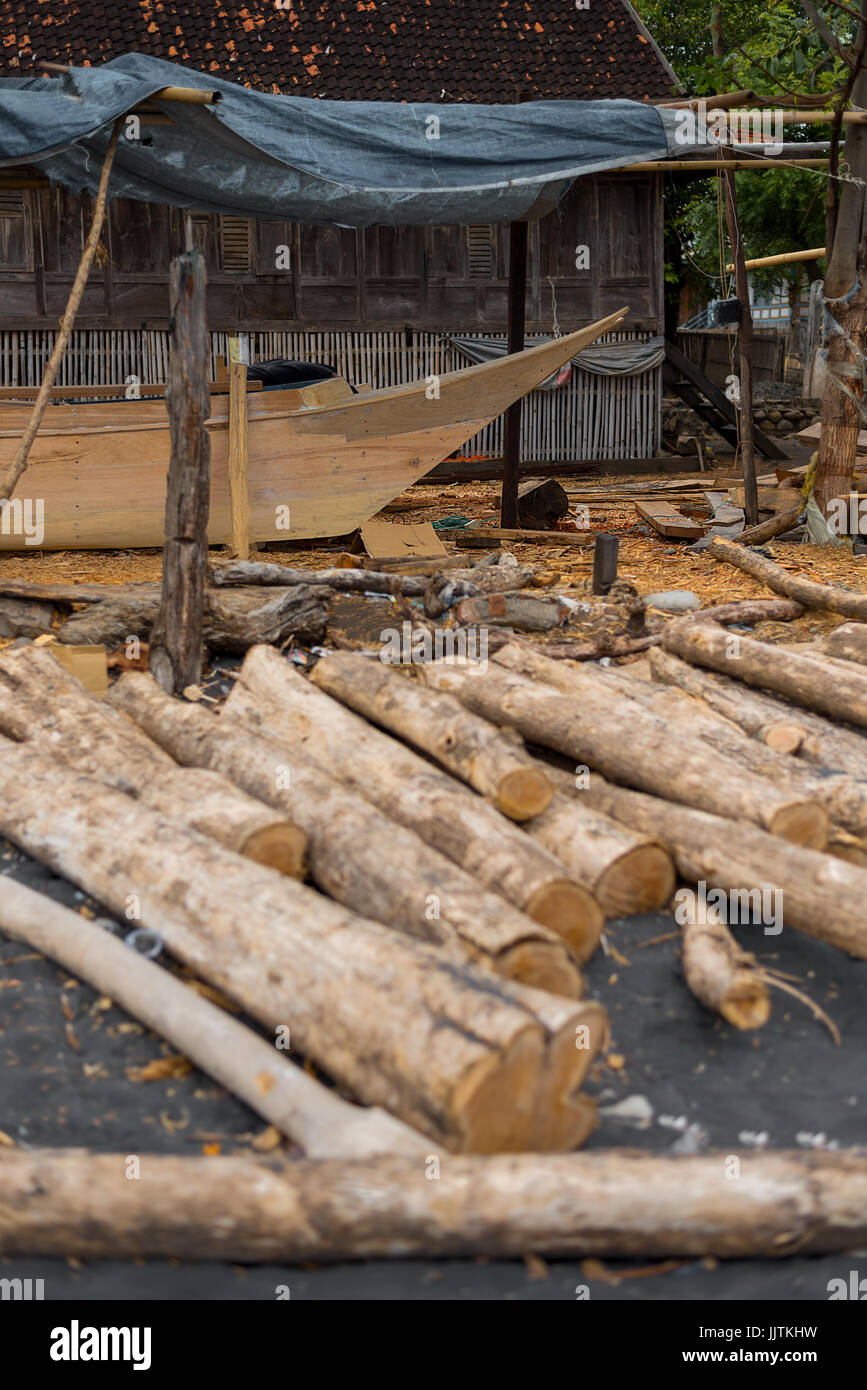 19/06/17 Wera Sangiang Boat Yard, Sumbawa, Indonesia. Barche tradizionali sono fatte a mano sulla spiaggia. Foto Stock