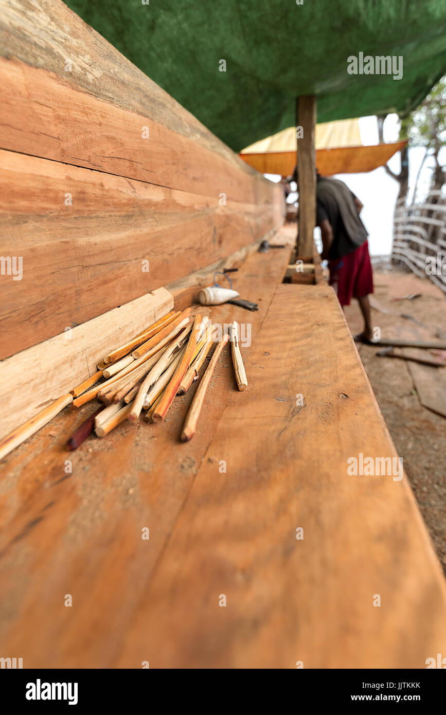 19/06/17 Wera Sangiang Boat Yard, Sumbawa, Indonesia. Barche tradizionali sono fatte a mano sulla spiaggia. Foto Stock