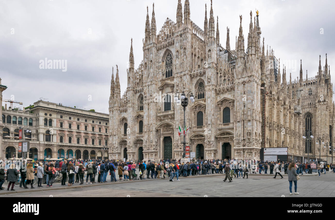Milano Italia una lunga fila di turisti in coda per entrare nella cattedrale Foto Stock