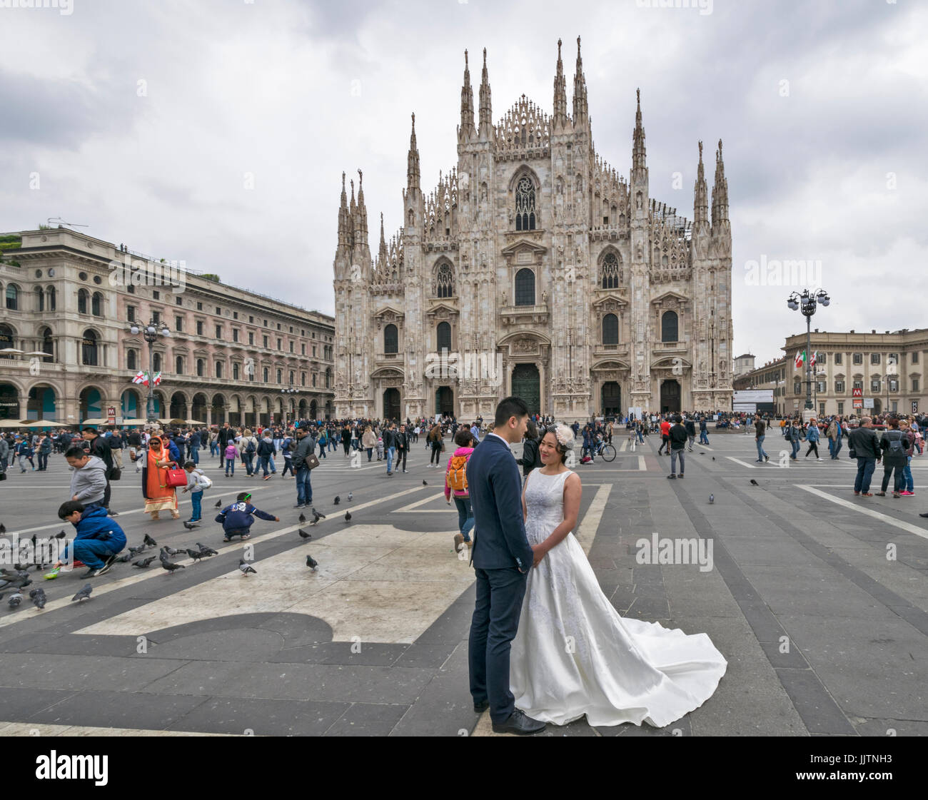 Milano Italia un matrimonio sposa e lo sposo IN PIAZZA DEL DUOMO Foto Stock