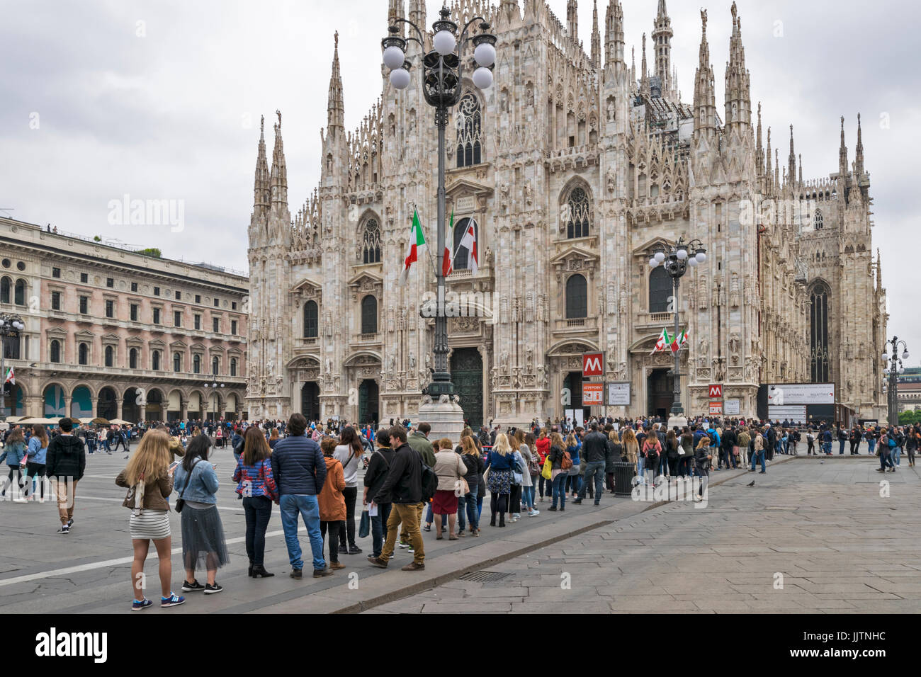 Milano Italia LUNGA CODA DI TURISTI IN ATTESA DI ENTRARE NELLA CATTEDRALE Foto Stock