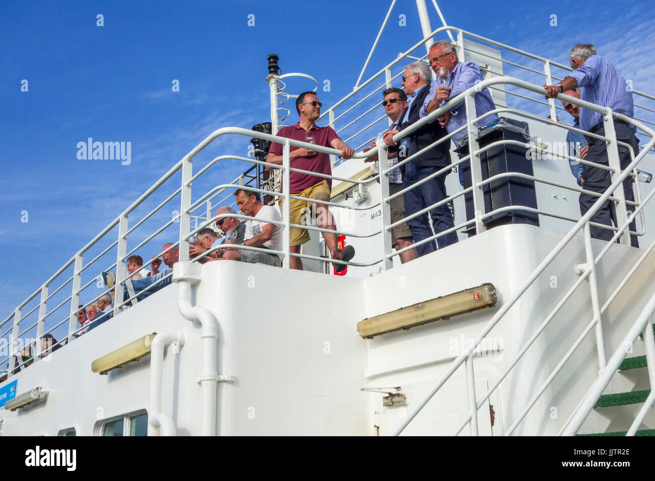I turisti sul ponte del traghetto da P&O North Sea Ferries a vela tra il Regno Unito e il Belgio / Paesi Bassi / Francia Foto Stock