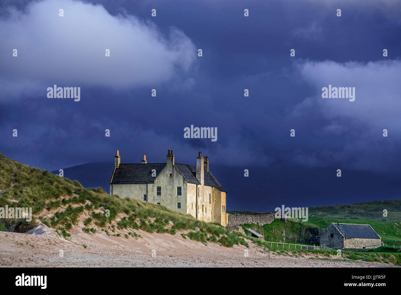 Dark nuvole di pioggia in rotolamento sulla casa Balnakeil, del XVIII secolo, vicino a Durness, Sutherland, Highlands scozzesi, Scozia Foto Stock