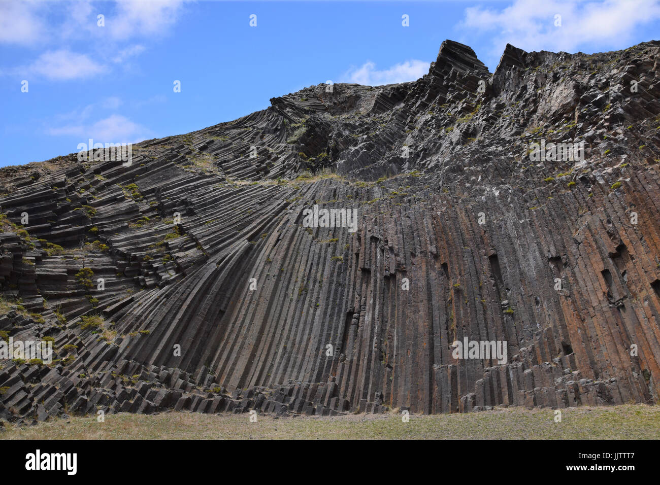 Colonne di basalto alla base del Pico de Ana Ferreira montagna in Porto Santo, Portogallo Foto Stock