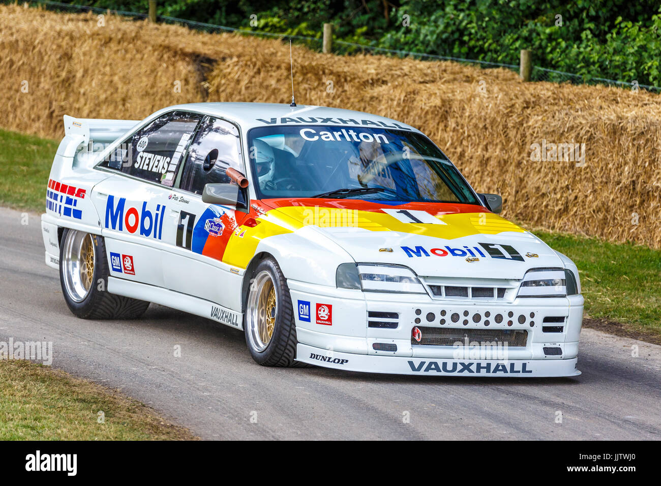 1986 Vauxhall Carlton TS6000 Thundersaloon racer con pilota Peter Stevens al 2017 Goodwood Festival of Speed, Sussex, Regno Unito. Foto Stock