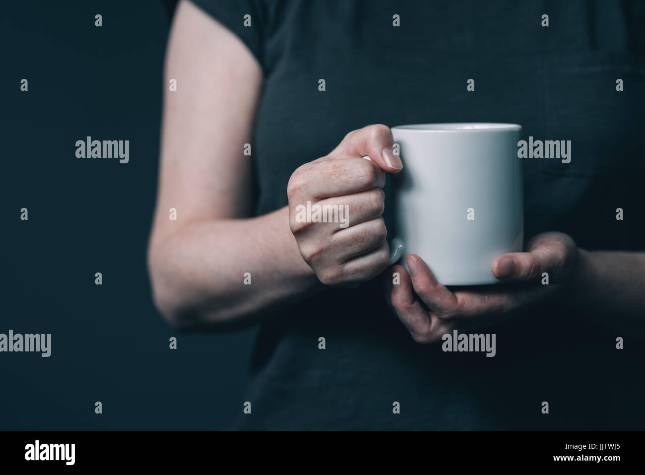 Donna di bere il caffè al mattino, close up di mani femminili con tazza di caffè Foto Stock