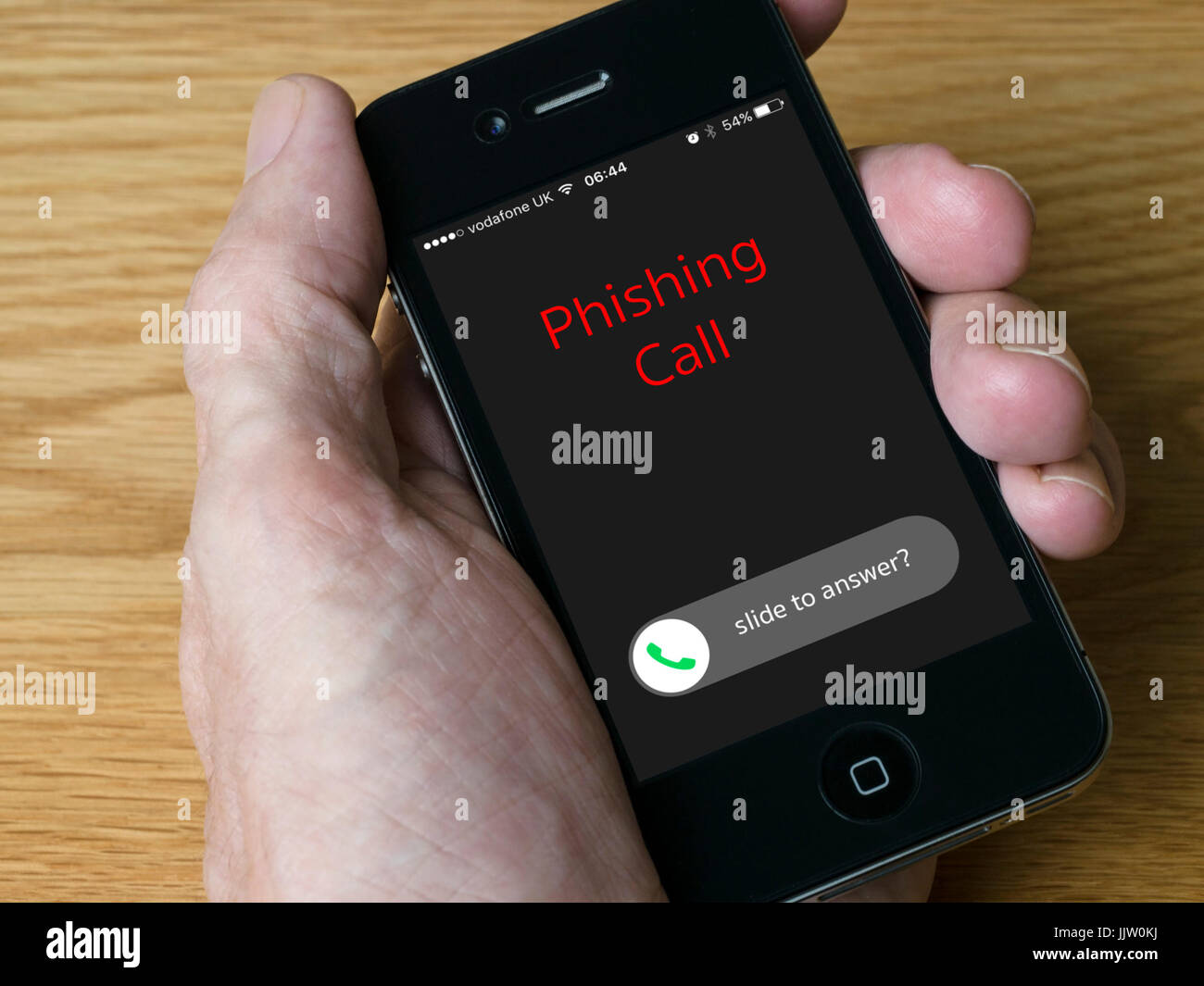 Concetto di immagine - di phishing in arrivo chiamata su iPhone palmare cellulare visualizzazione Foto Stock