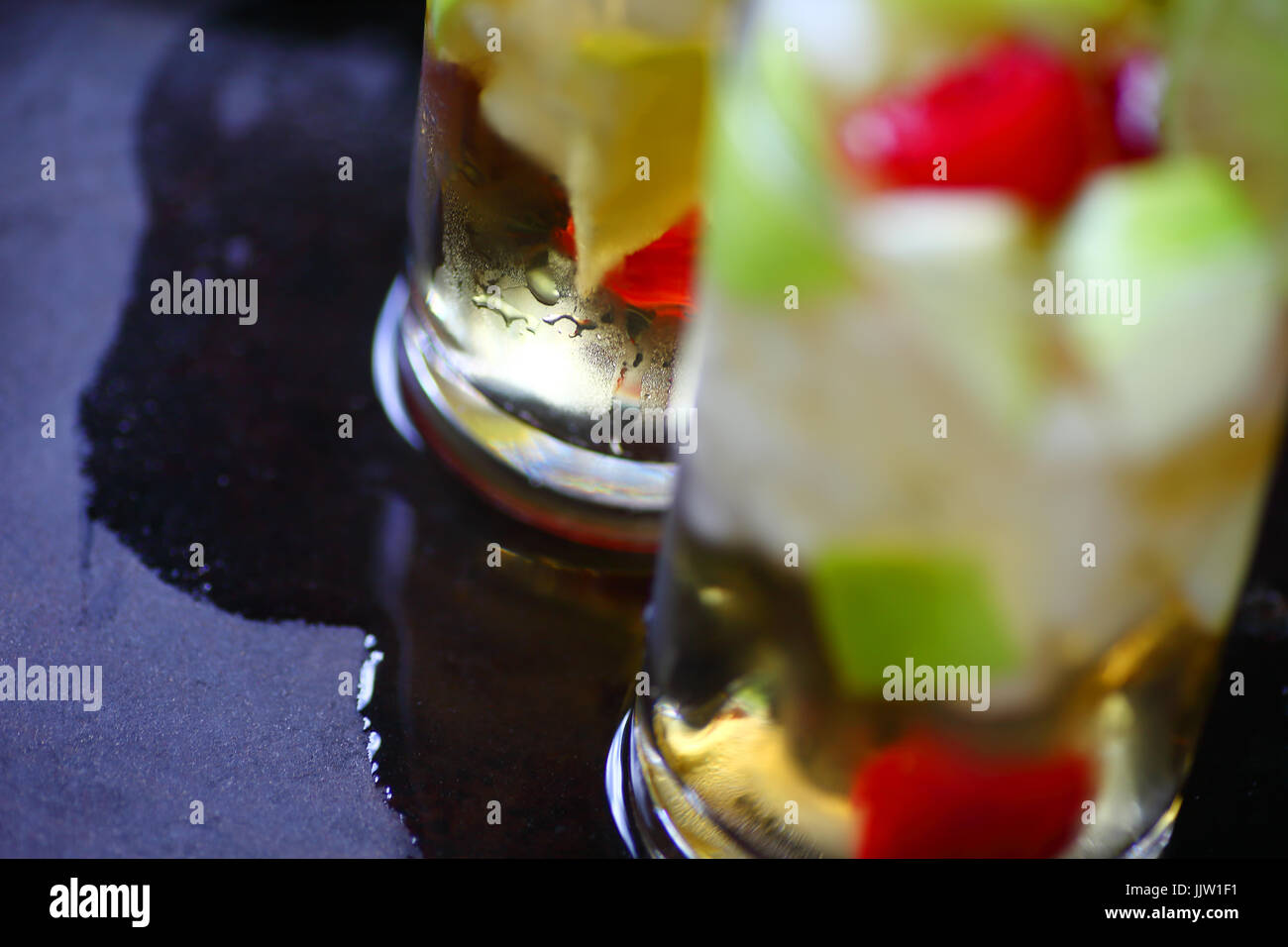 Vino freddo cocktail con mela e frutti di bosco freschi su un vassoio ad umido Foto Stock