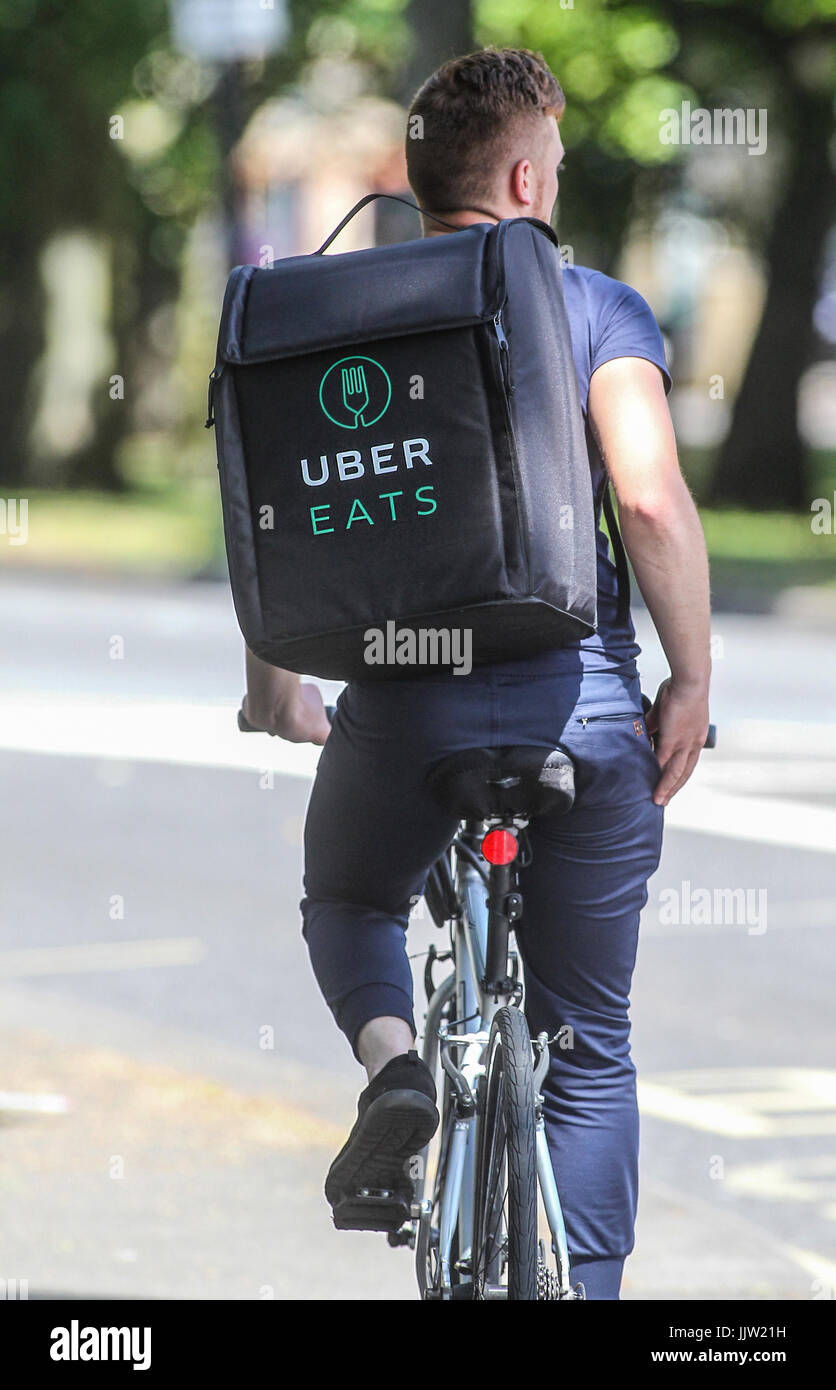Un Über mangia la consegna ciclista in Southampton, Regno Unito Foto Stock