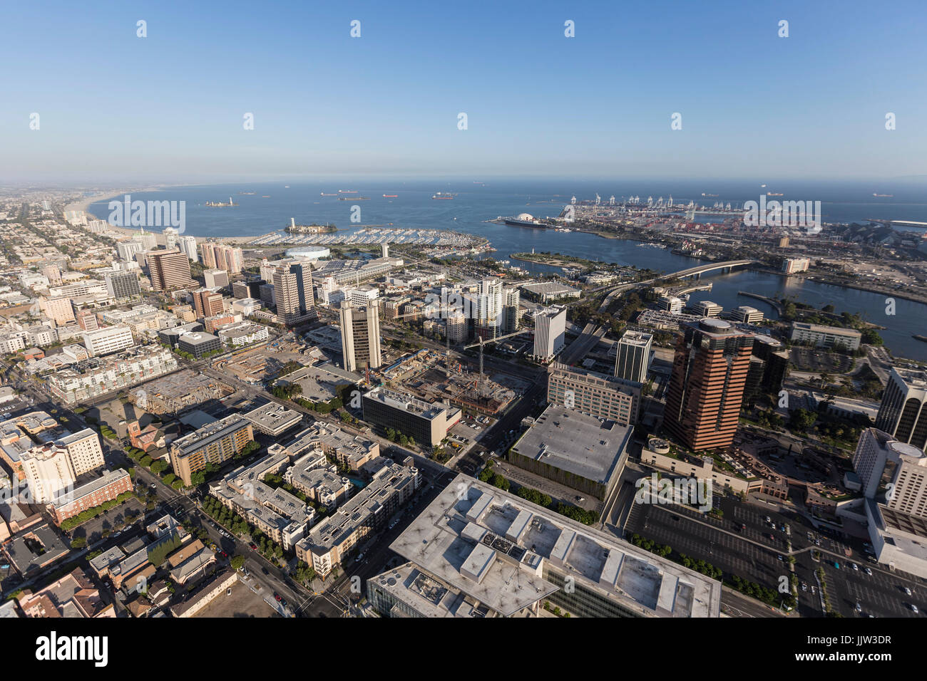Vista aerea di strade, edifici e la fascia costiera a Long Beach, California. Foto Stock