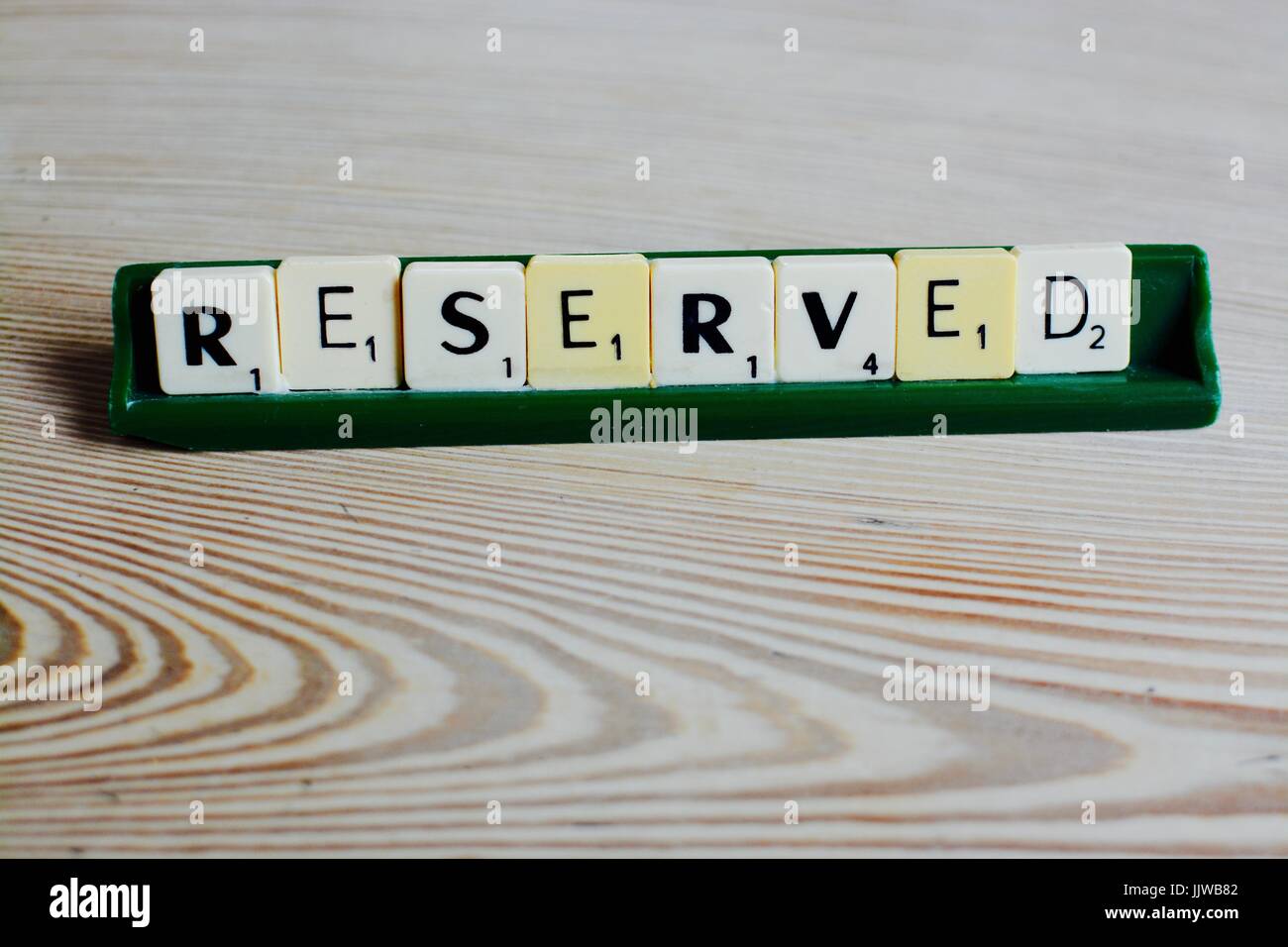 Un riservato piastrelle scrabble messaggio utilizzato su una tabella nell'industria alimentare Foto Stock