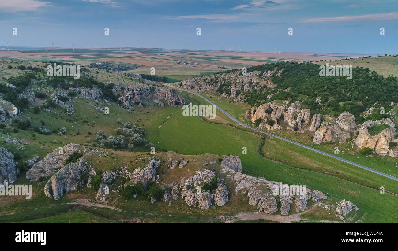 Paesaggio di montagna con alcune delle più antiche rocce calcaree formazioni in Europa in Dobrogea Gorges (Cheile Dobrogei) Romania Foto Stock