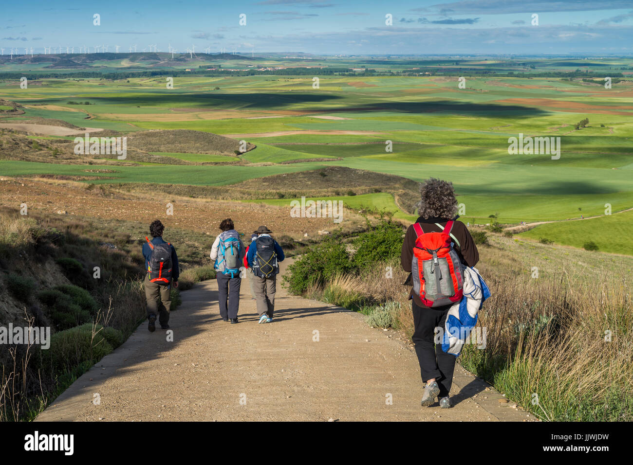 Pellegrini a piedi nel paesaggio 'meseta', un lungo tratto di plateau.  Camino de Santiago Spagna, Europa Foto stock - Alamy