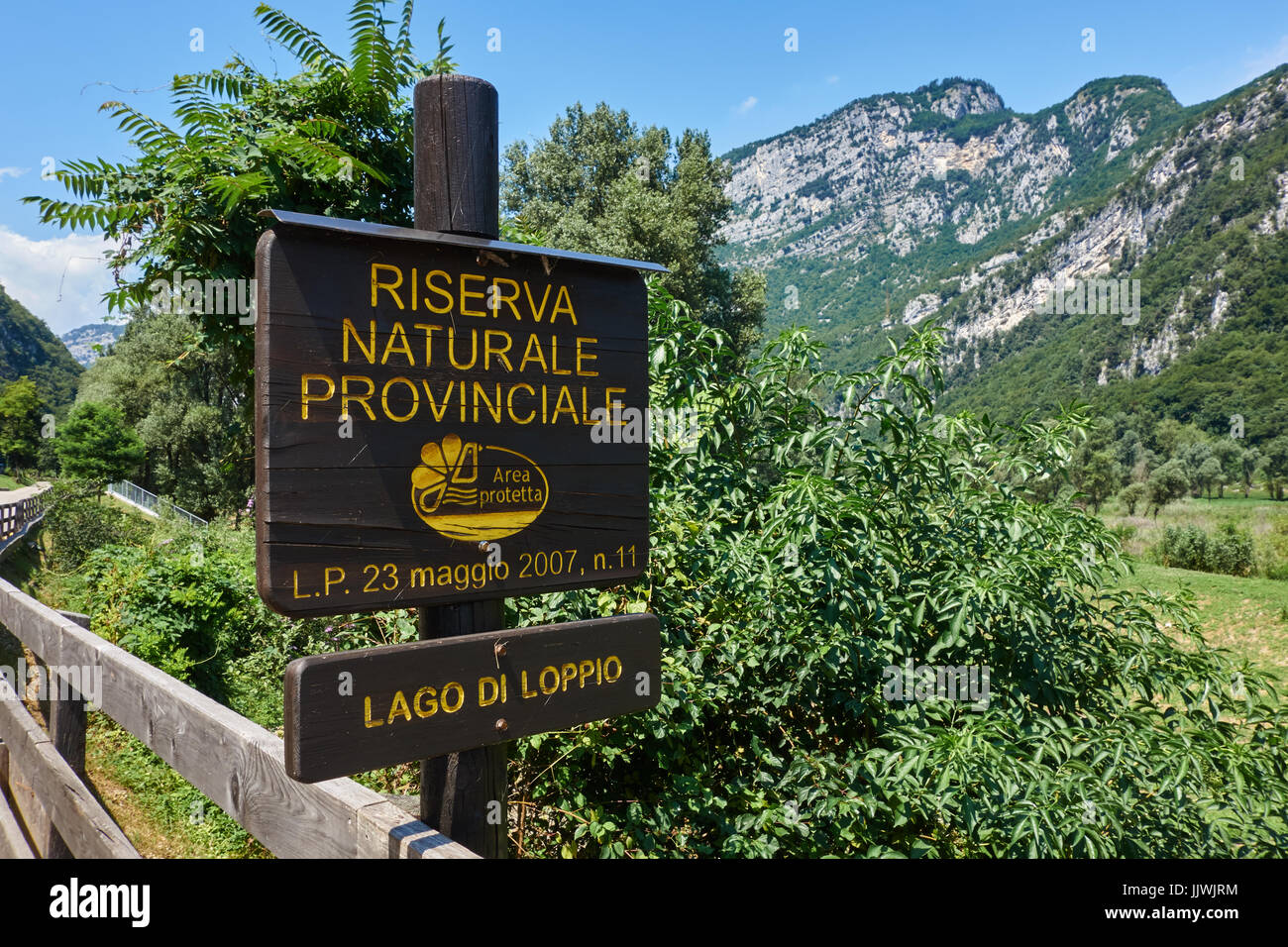 Segno per il Lago di Loppio provinciale Riserva Naturale. Italia Foto Stock