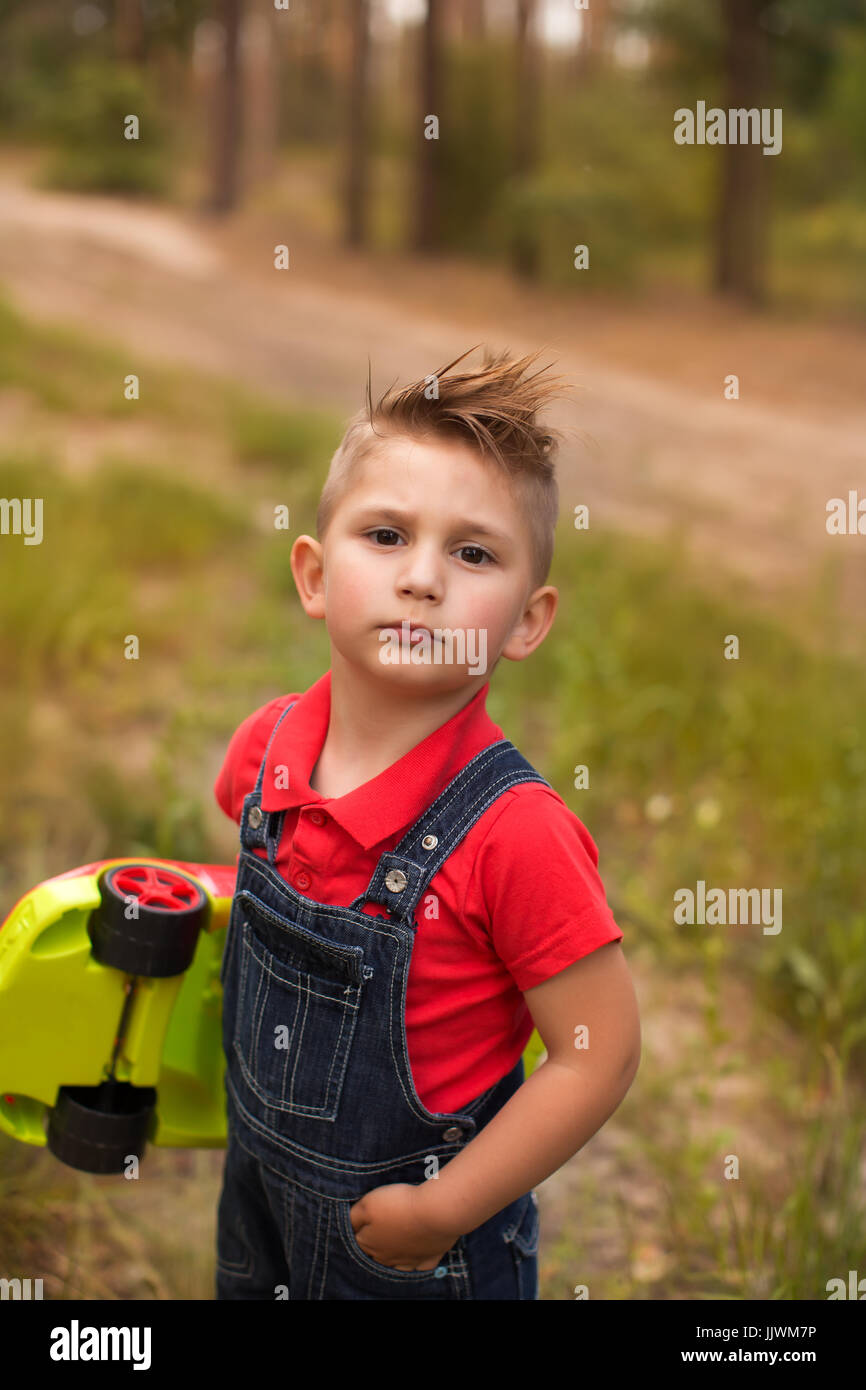 Un simpatico ragazzo in un parco di estate Foto Stock