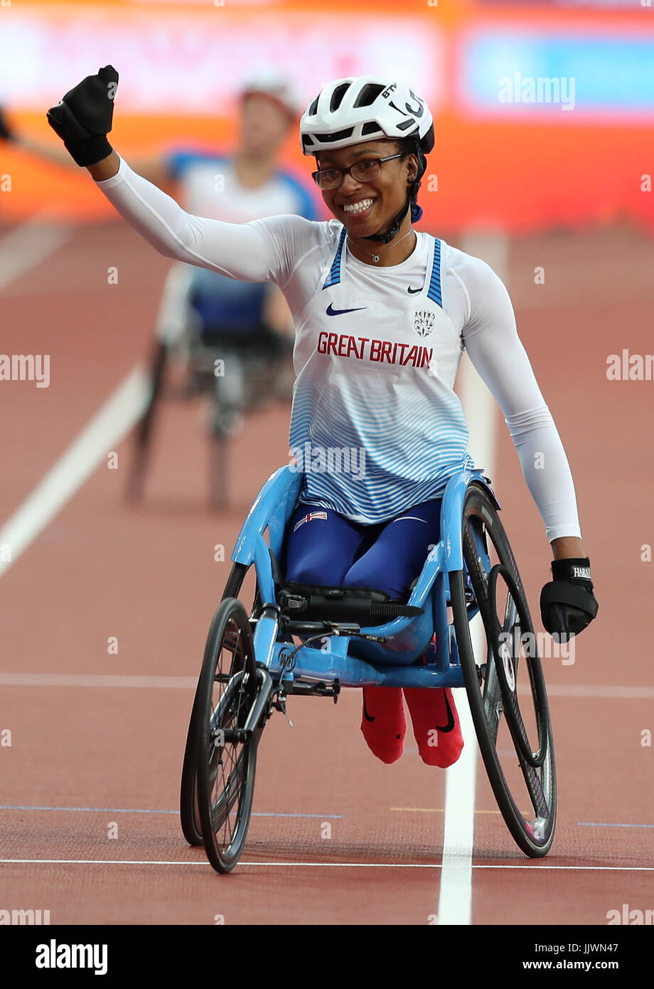 Gran Bretagna Kare Adenegan festeggia conquistando il bronzo della Donne 400m T34 Final durante il giorno sette del 2017 World Para di Atletica a Londra Stadium. Foto Stock