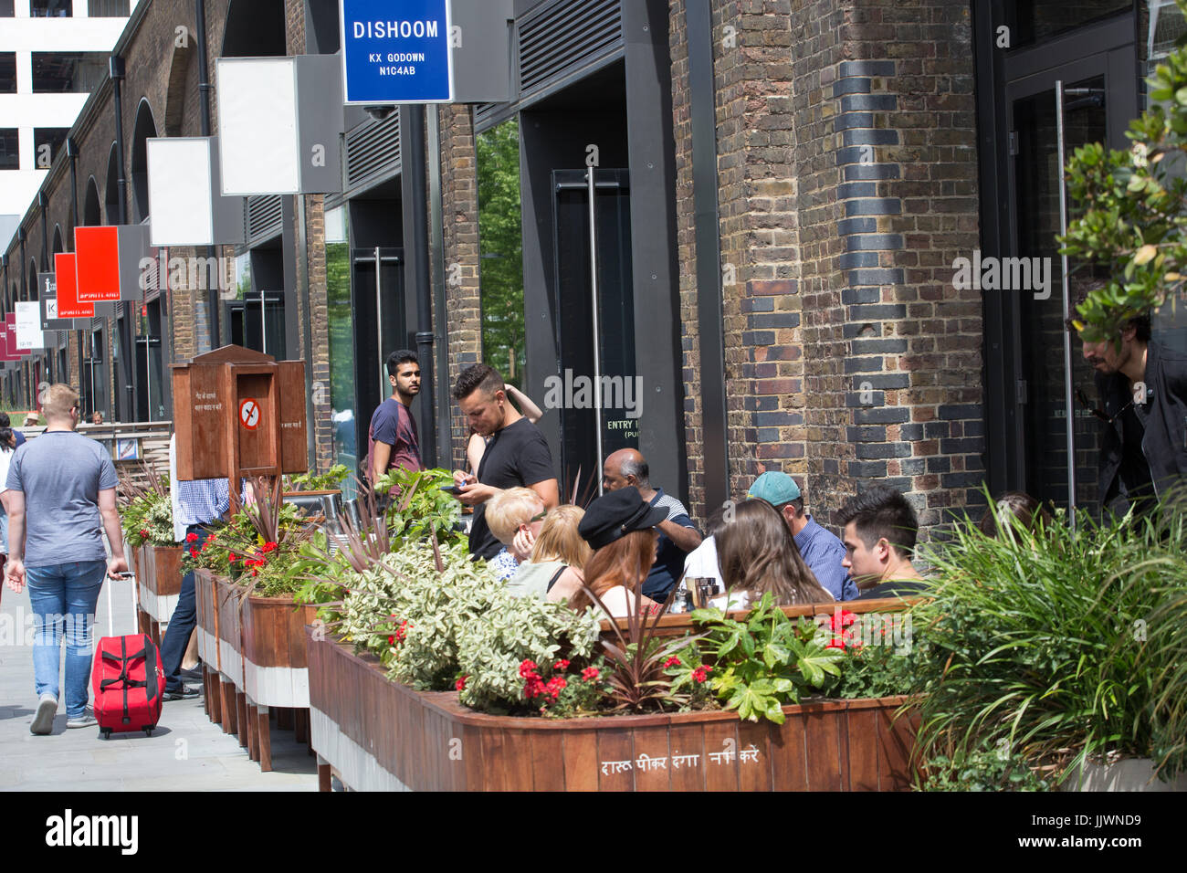 Dishoom, Indiani Moderni street food. Questo è uno dei loro rami a stabile Street, Kings Cross, dotato di un esterno zona pranzo. Foto Stock