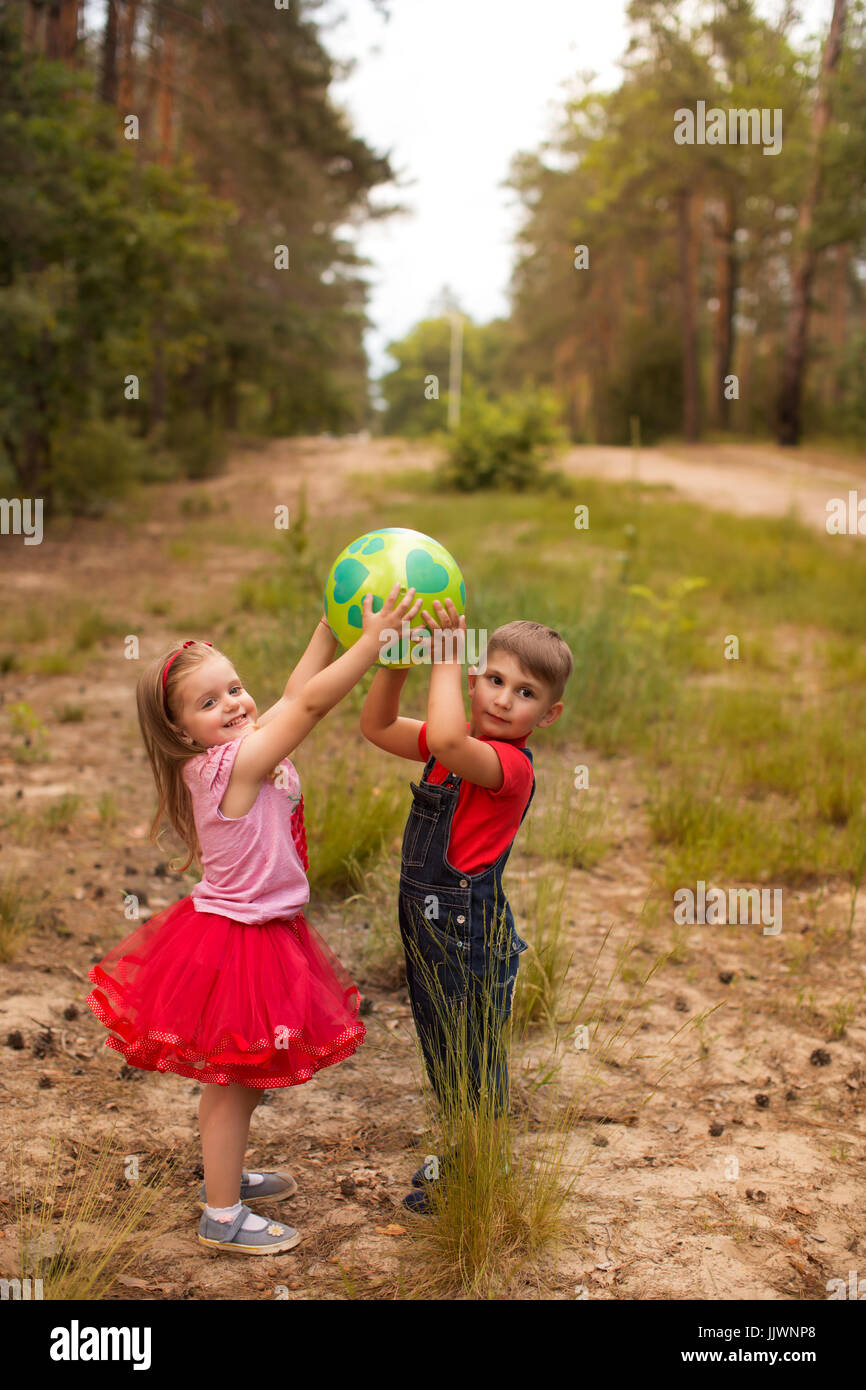 Bambini divertenti in estate park Foto Stock