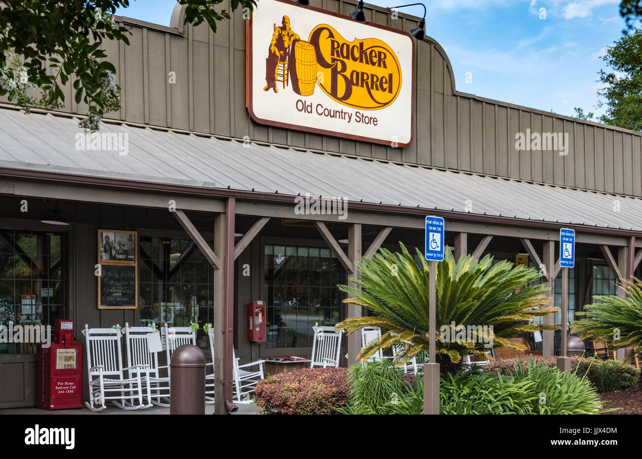 Cracker barrel restaurant and old country store immagini e fotografie