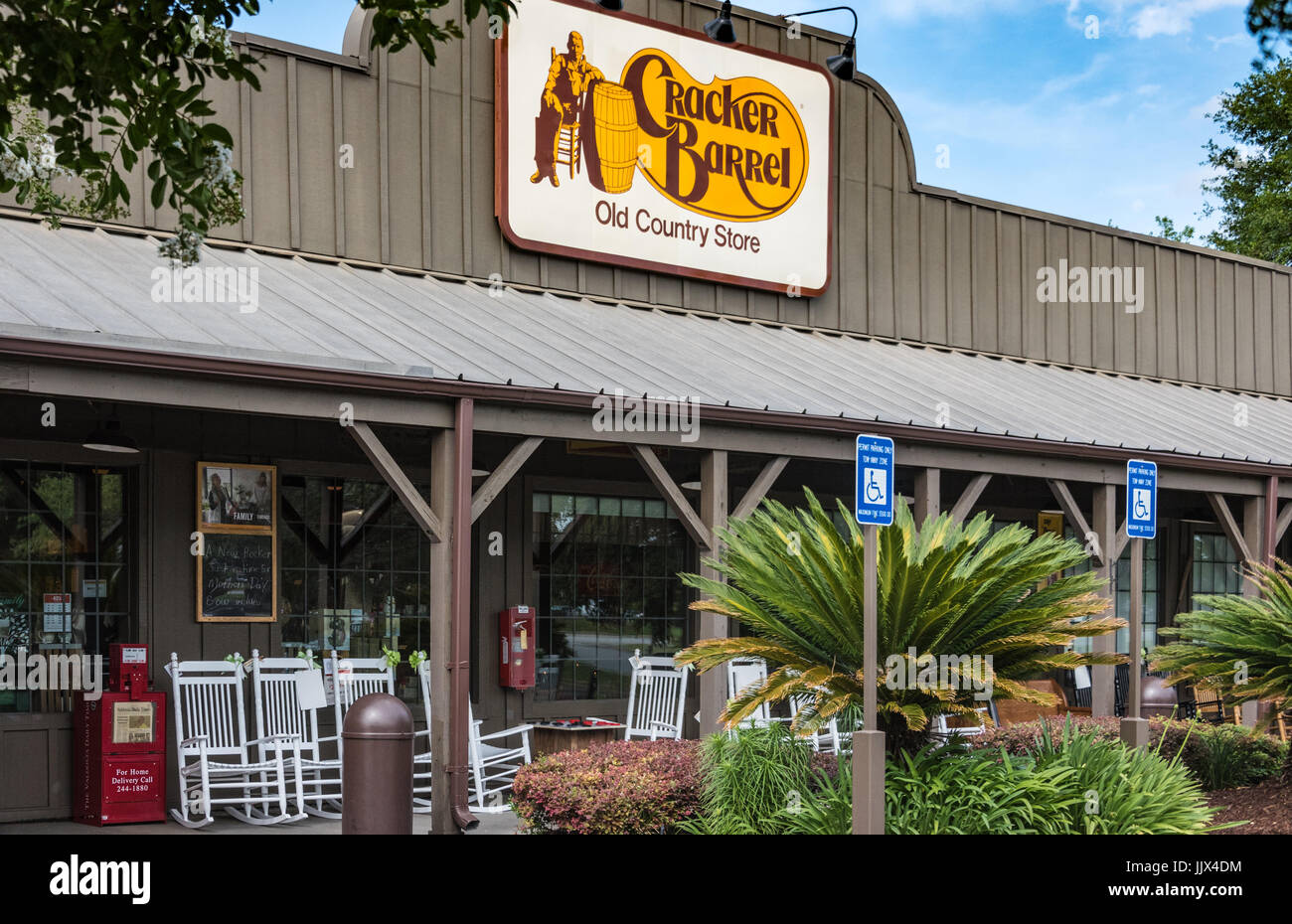 Ristorante Cracker Barrel e paese vecchio negozio in Valdosta, Georgia, Stati Uniti d'America. Foto Stock