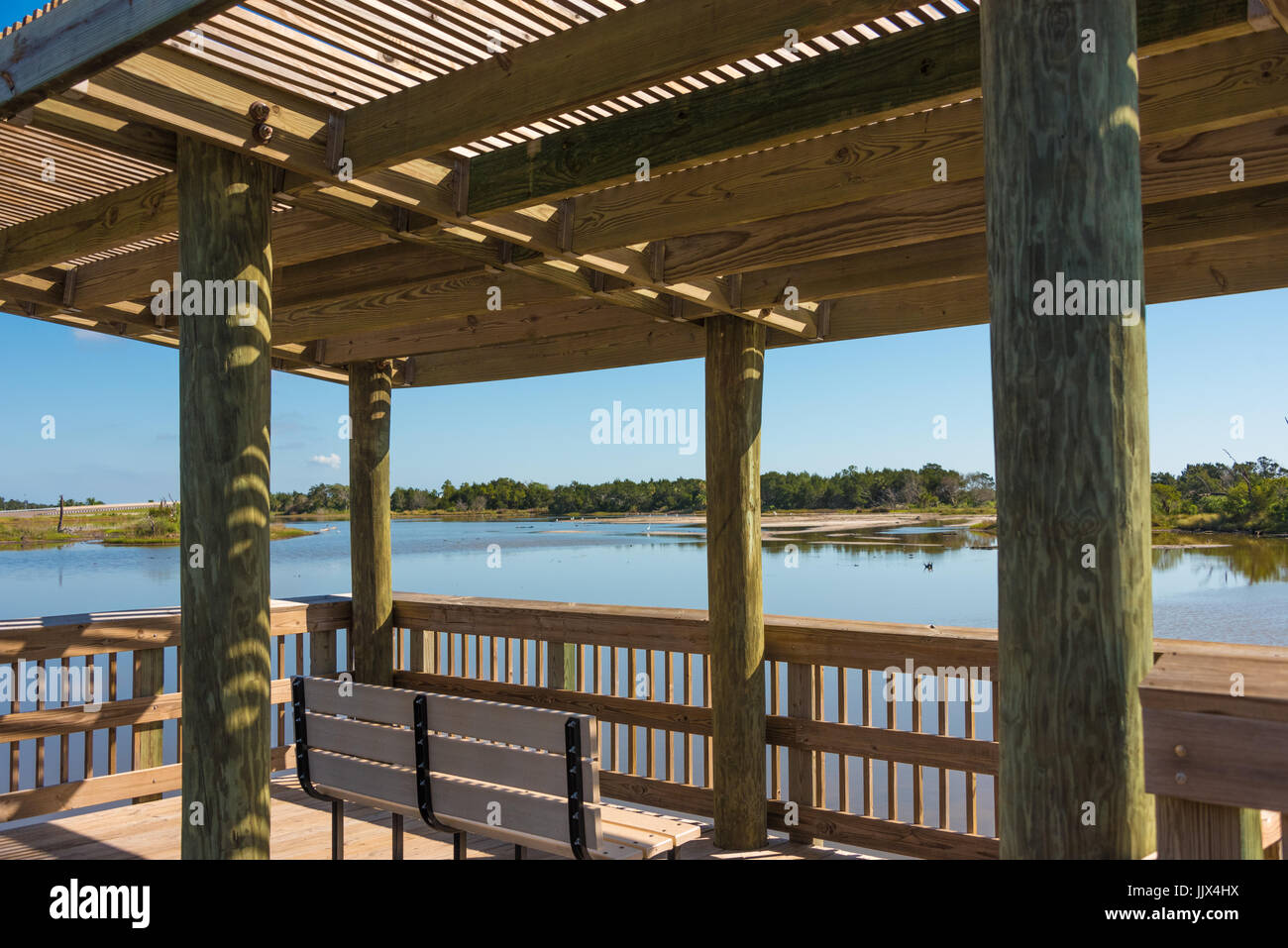 Rifugio per il birdwatching sulla passerella del Timucuan Trail lungo lo Spoonbill Pond presso il Big Talbot Island State Park a Jacksonville, Florida. (USA) Foto Stock