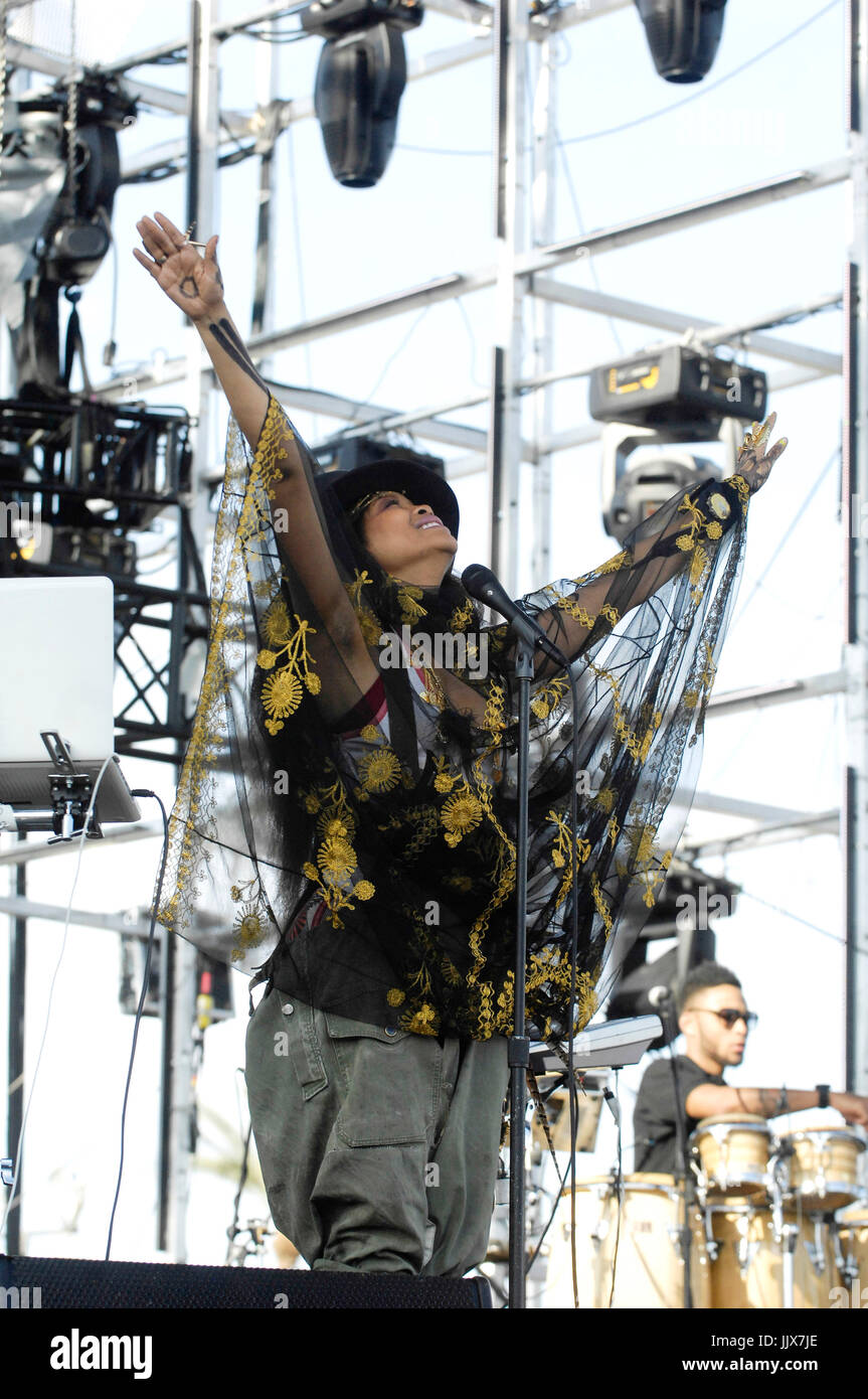 Il cantante Erykah Badu suona il 16,2011 Coachella Music Festival Marzo 2011 Indio. Foto Stock