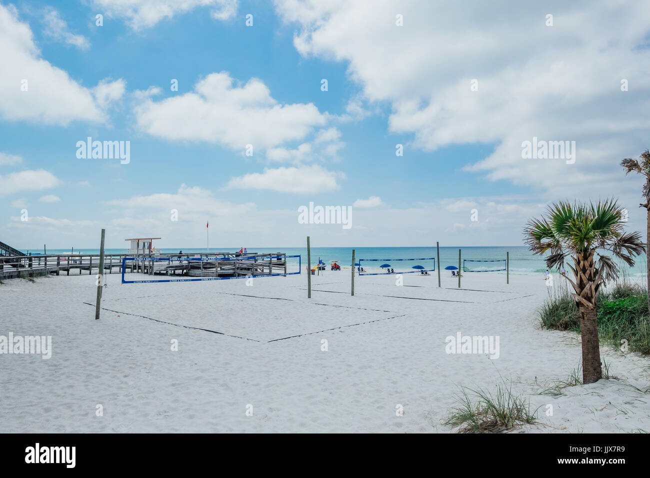 Svuota campi da pallavolo sulla spiaggia in una spiaggia recreation site su Okala Isola, Fort Walton Beach sulla costa del Golfo della Florida, Stati Uniti d'America. Foto Stock