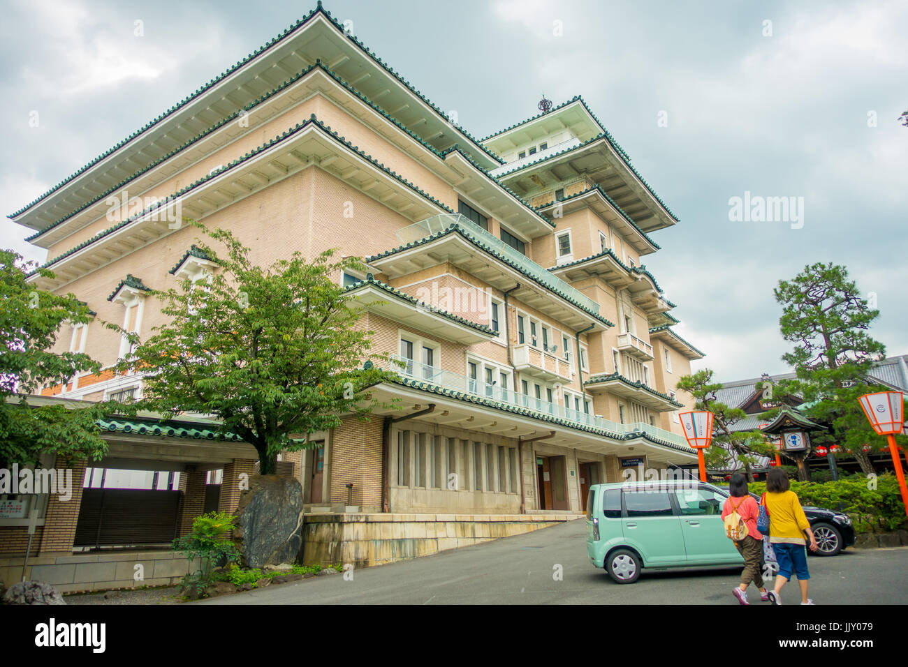 KYOTO, Giappone - Luglio 05, 2017: vista della tradizionale giapponese Geisha edificio scolastico, in Higashi Chaya vecchio distretto geisha. Higashi è un luogo affascinante in cui w Foto Stock