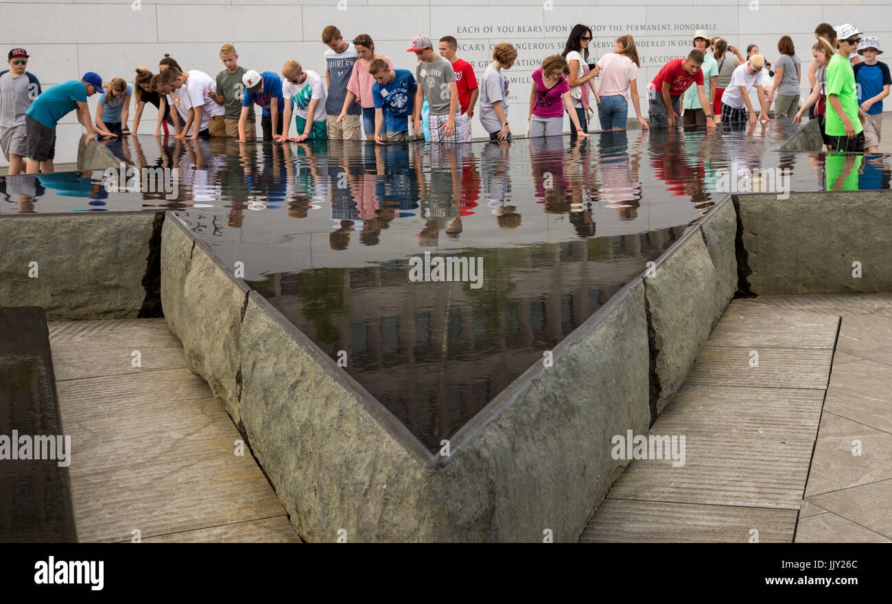 Washington DC - i giovani in un gruppo di tour esaminare un pool conformata come una stella a American Veterani disabili per la vita Memorial. Foto Stock