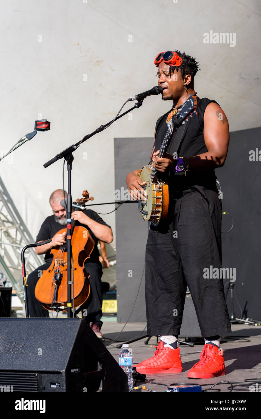 Bassy Bilck in esecuzione al quarantesimo annuale di Vancouver Folk Music Festival, Vancouver, British Columbia, Canada. Foto Stock