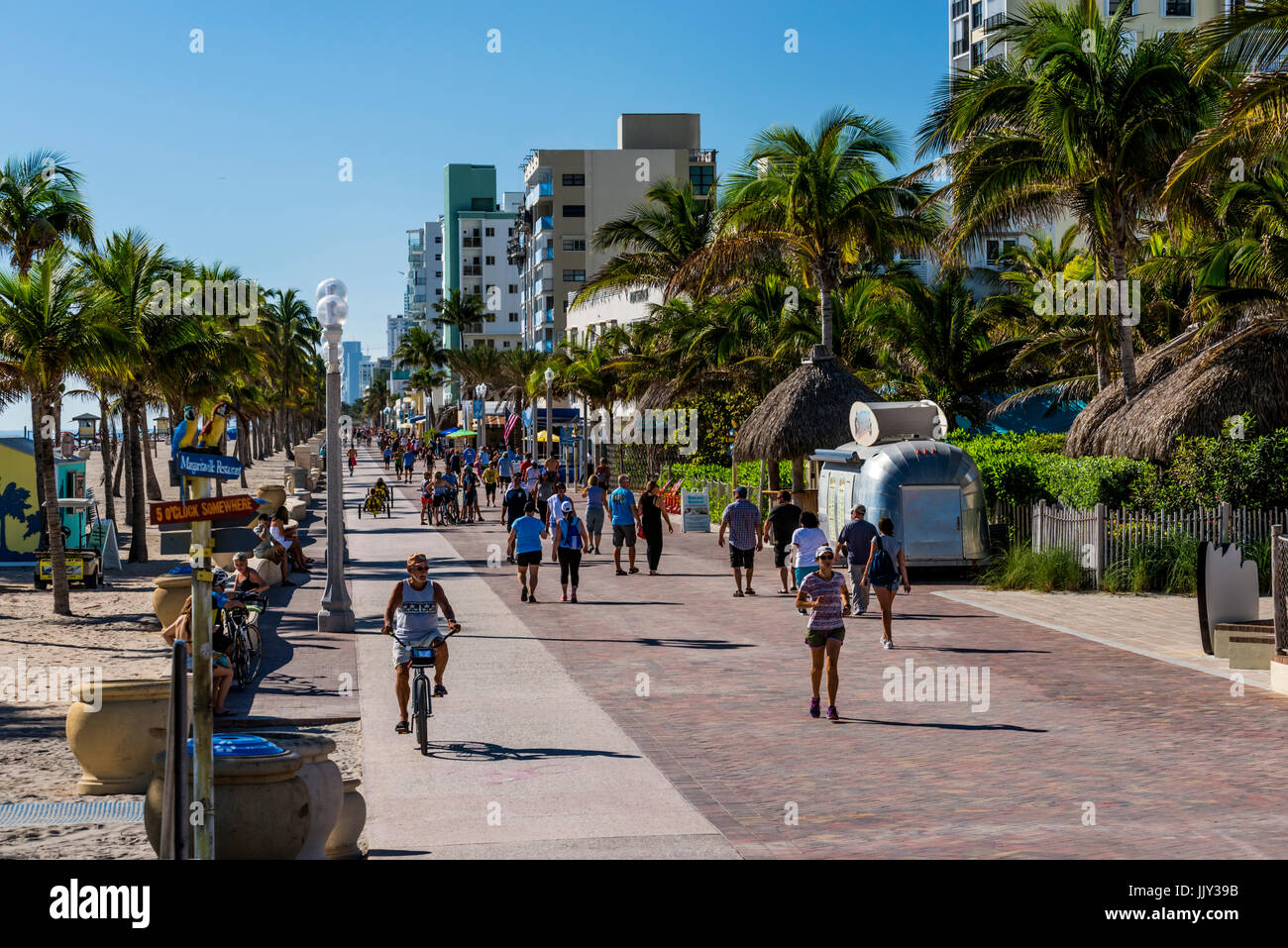 I jogging e i pedoni si godono la passeggiata sul lungomare della Florida di Hollywood Foto Stock