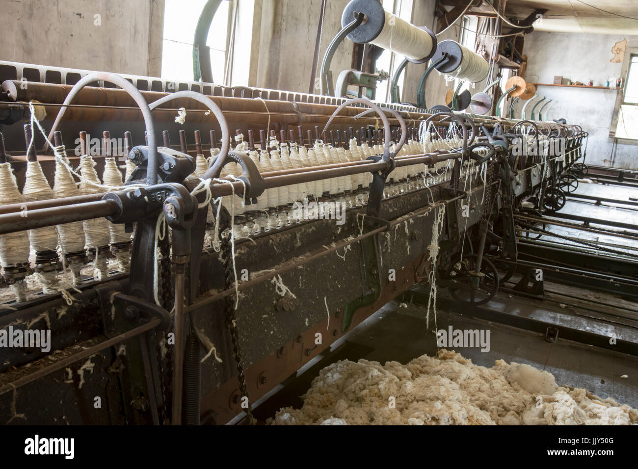 All'interno di vintage abbandonata fabbrica di lana mulino con vello di lana. Foto Stock