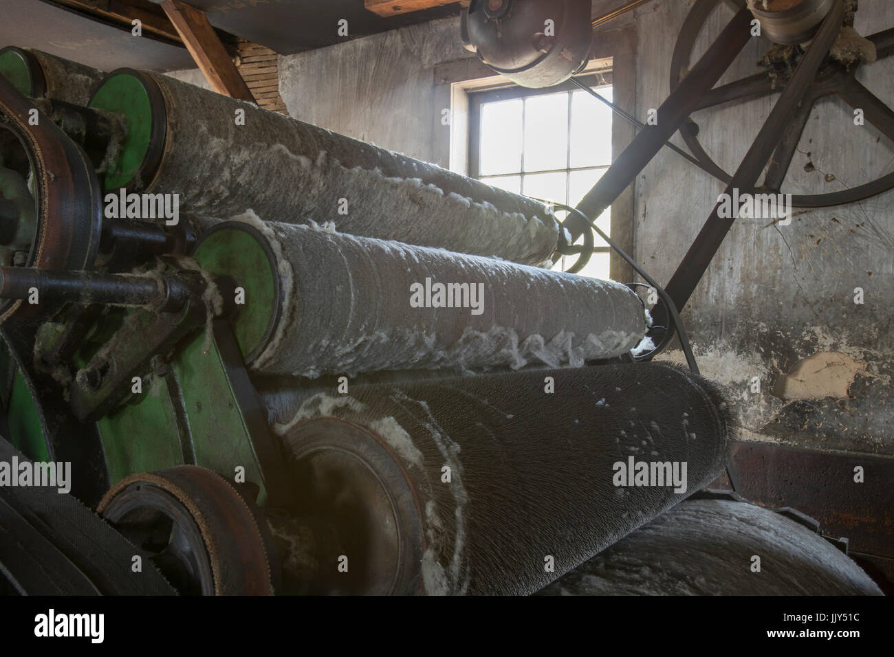 Vintage lana macchinari di elaborazione all'interno della fabbrica abbandonata. Foto Stock