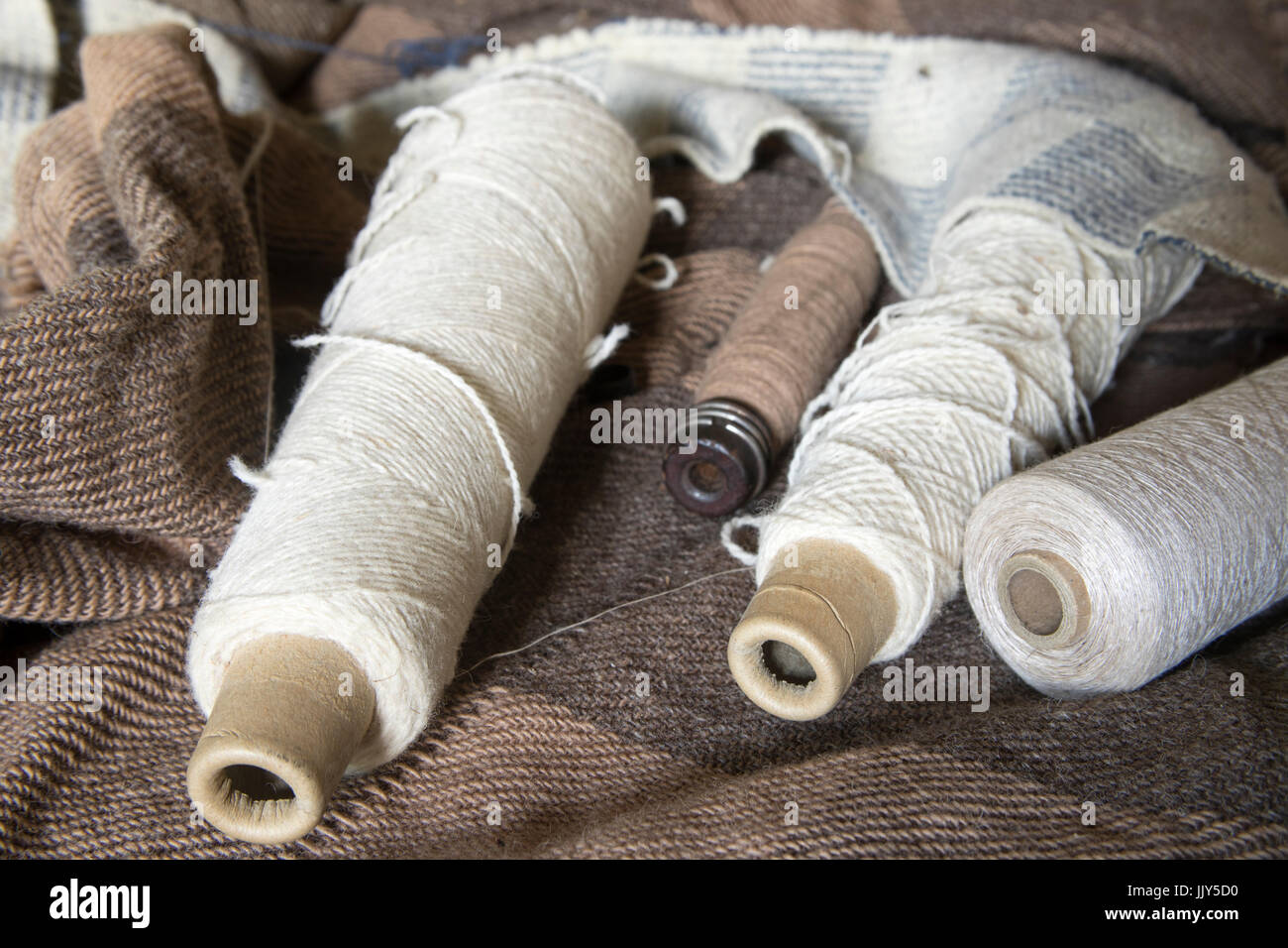 Le bobine di filato su coperte. Foto Stock