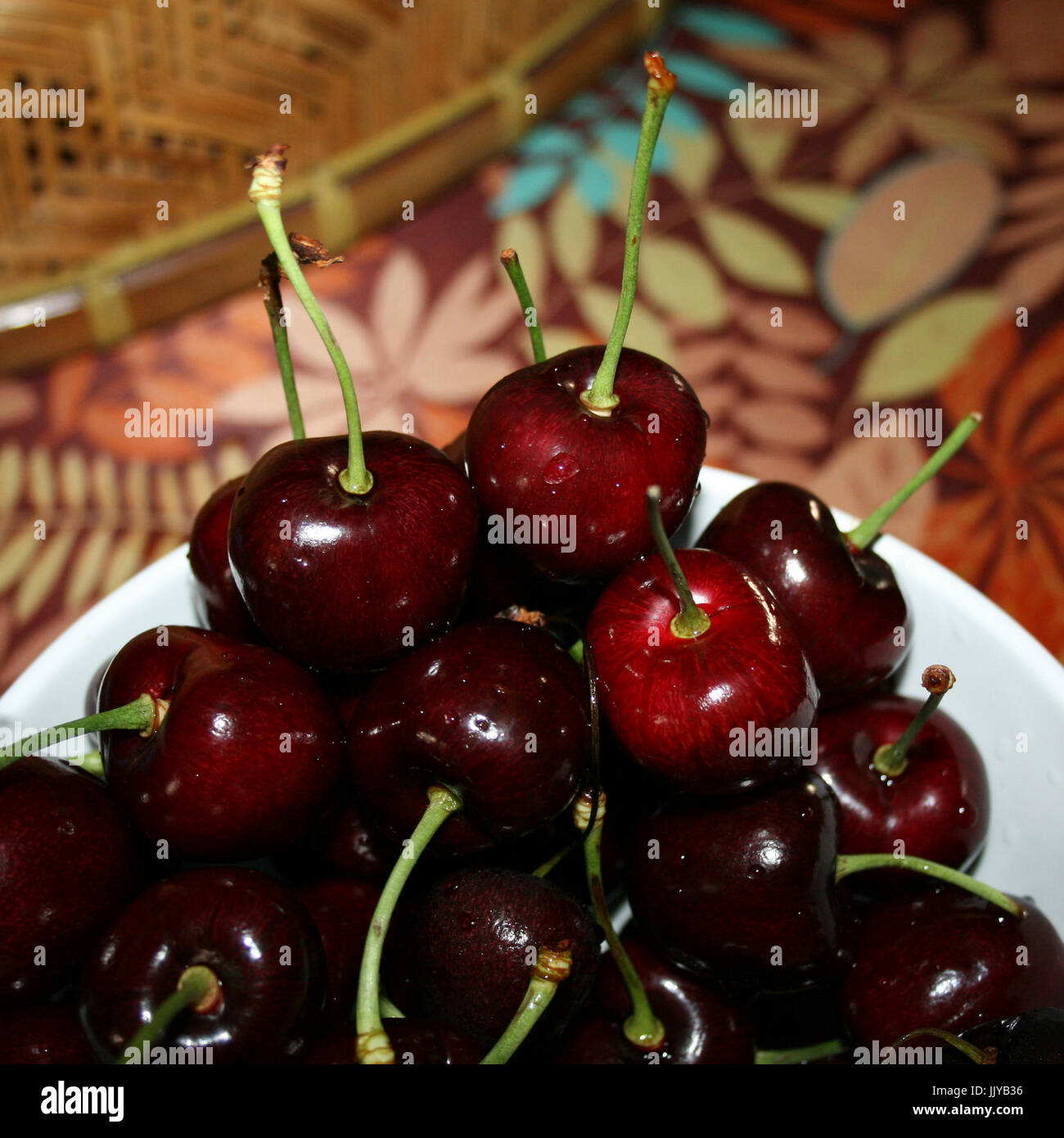 Gruppo di fresche ciliege rosse in bianco cup,fuoco a ciliegia di colore rosso Foto Stock