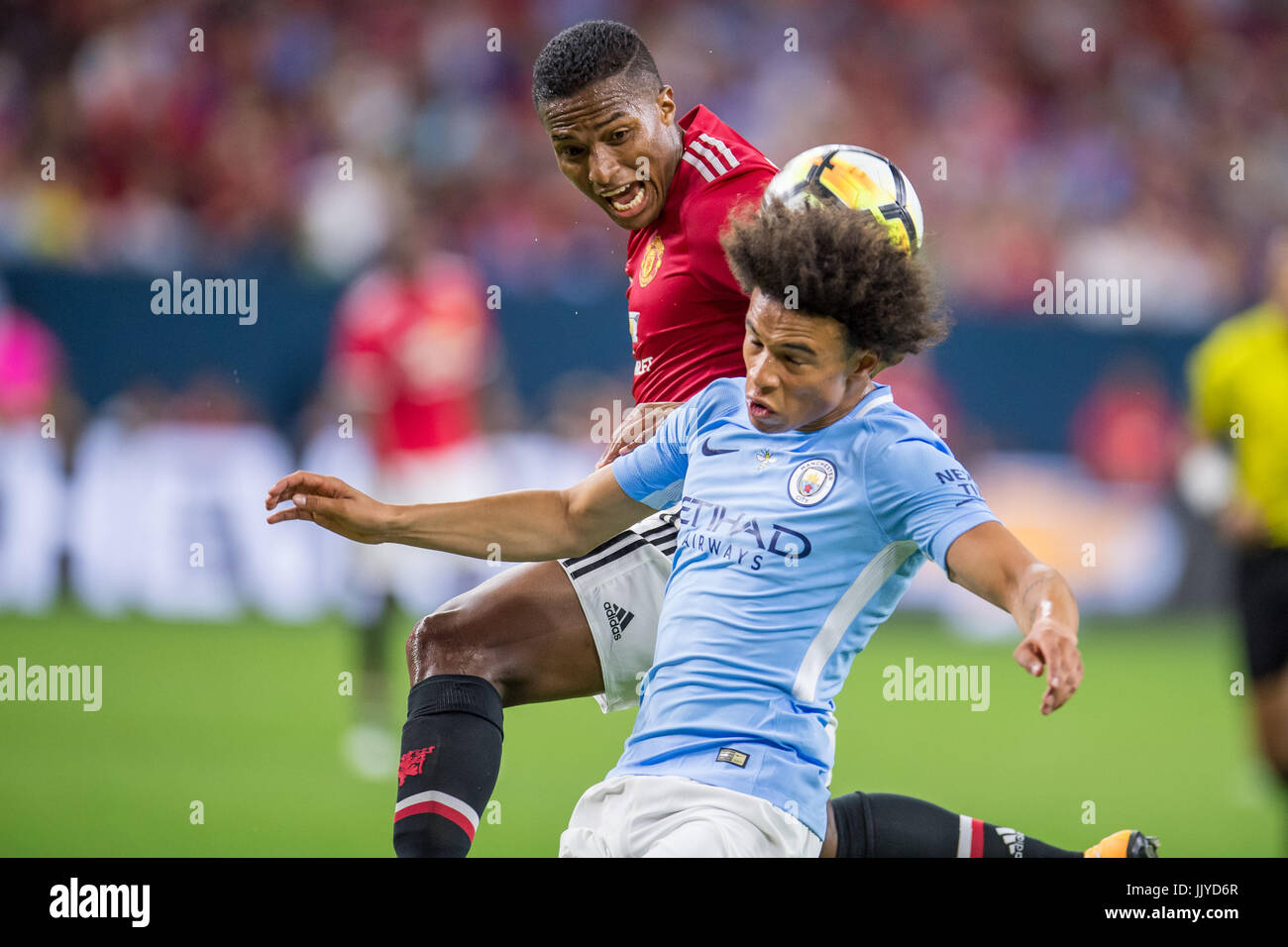 Houston, TX, Stati Uniti d'America. Il 20 luglio, 2017. Il Manchester United defender Antonio Valencia (25) e Manchester City centrocampista Leroy San © (19) battaglia per la sfera durante la seconda metà di un internazionale Champions Cup Soccer match tra Manchester United e il Manchester City a NRG Stadium di Houston, TX. Il Manchester United ha vinto la partita 2-0.Trask Smith/CSM/Alamy Live News Foto Stock