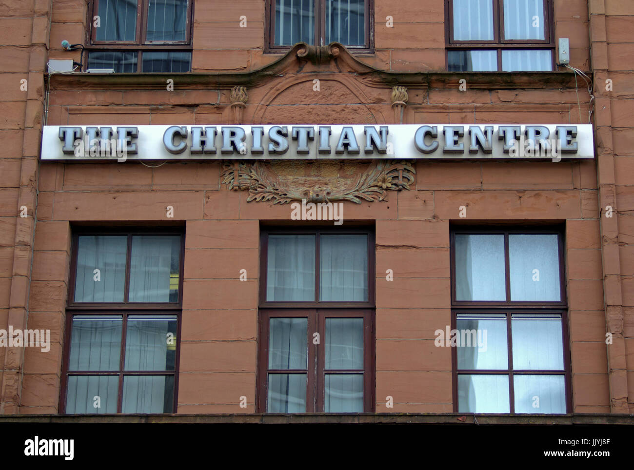Glasgow City chiesa con Café collegare il centro cristiano segno sulla pietra arenaria rossa edificio Foto Stock