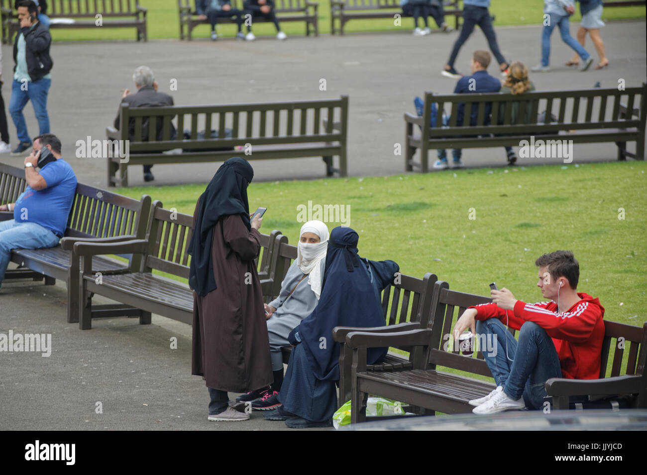 Asian refugee vestito Hijab sciarpa su George Square Glasgow street NEL REGNO UNITO scena quotidiana Foto Stock