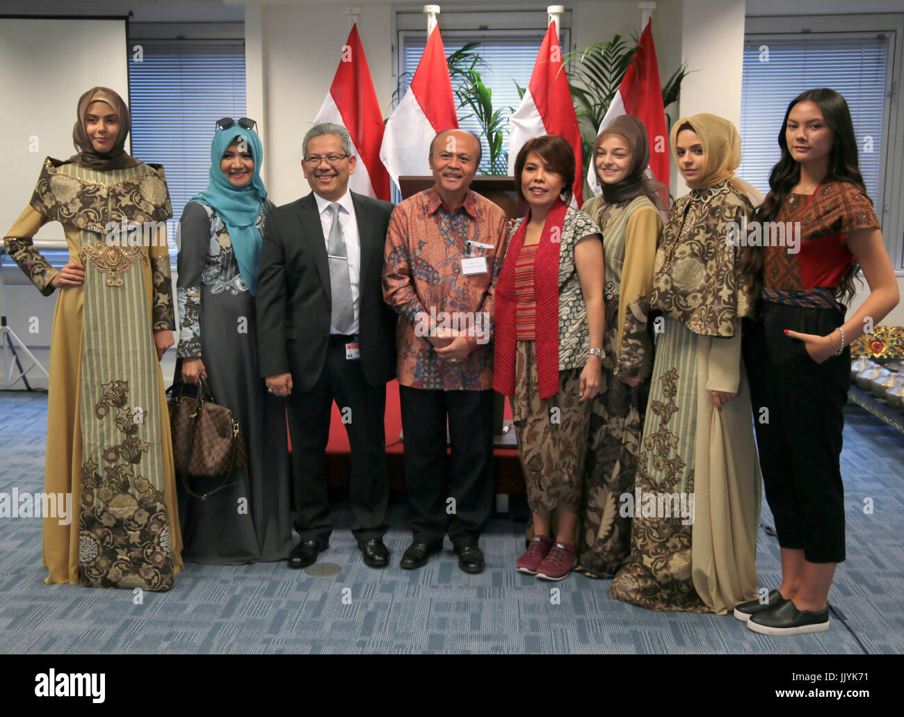 Londra, Regno Unito. 21 Luglio, 2017. Londra ambasciata indonesiana ha organizzato un ricevimento in anticipo della manifestazione culturale, Indonesiano Week End 2017 svolge in Potters Fields Park, il suo Exellency Dr Rizal Sukma ambasciatore indonesiano per il Regno Unito con alcuni dei modelli nell Ambasciata@Paolo Quezada-Neiman/Alamy Live News Credito: Paolo Quezada-Neiman/Alamy Live News Foto Stock