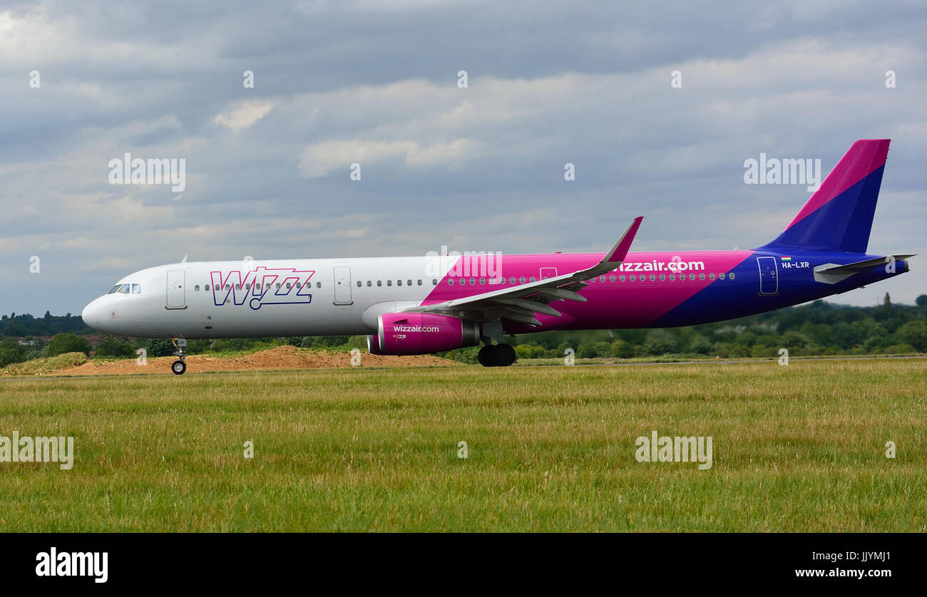 Wizz Air aereo all'aeroporto di Luton, Bedfordshire, Regno Unito Foto Stock