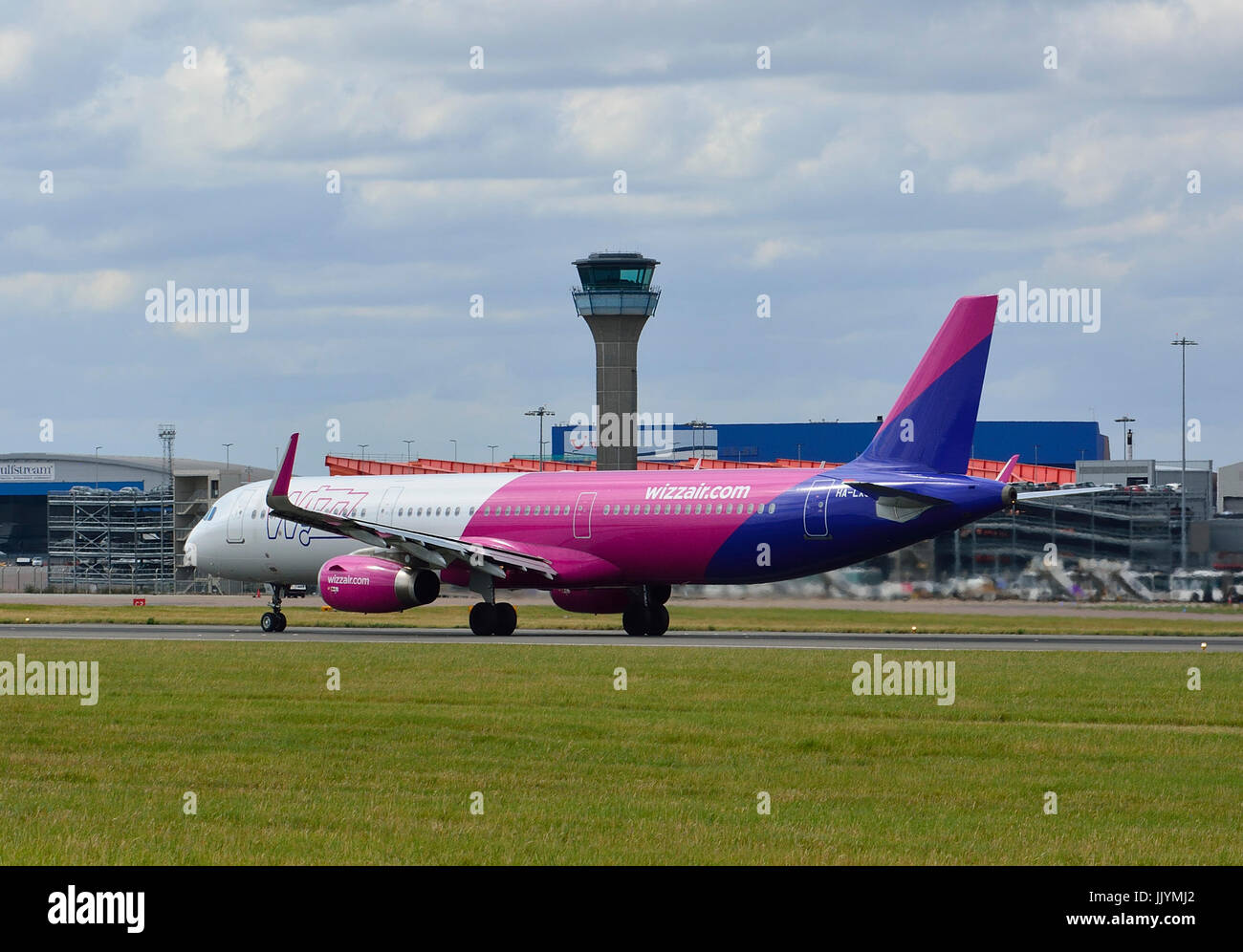 Wizz Air aereo all'aeroporto di Luton, Bedfordshire, Regno Unito Foto Stock
