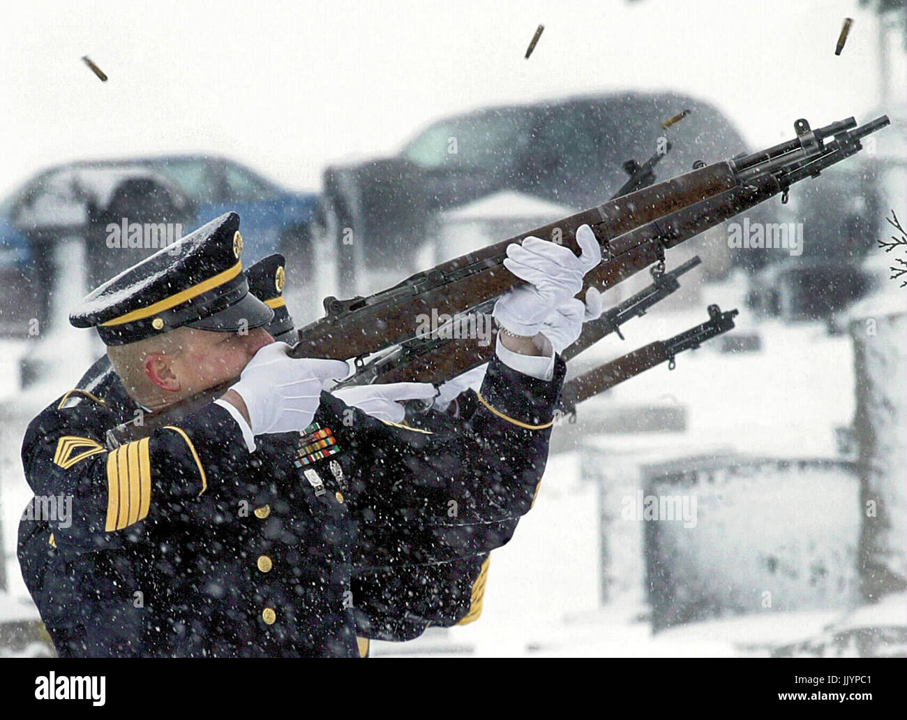 Tipton, Iowa, USA. 21 Luglio, 2017. Involucri di Shell volare da pistole di soldati, Sabato, Dicembre 13, 2003 come essi fire un saluto durante il funerale di Iowa Guardia Nazionale Sergente Aaron Sissel, in Tipton, Iowa. Sissel apparteneva al 2133rd Azienda di Trasporti con sede in Centreville, IA e che egli è stato ucciso in Iraq il 9 novembre 29, 2003. Credito: John Schultz/Quad-City volte/ZUMA filo/Alamy Live News Foto Stock